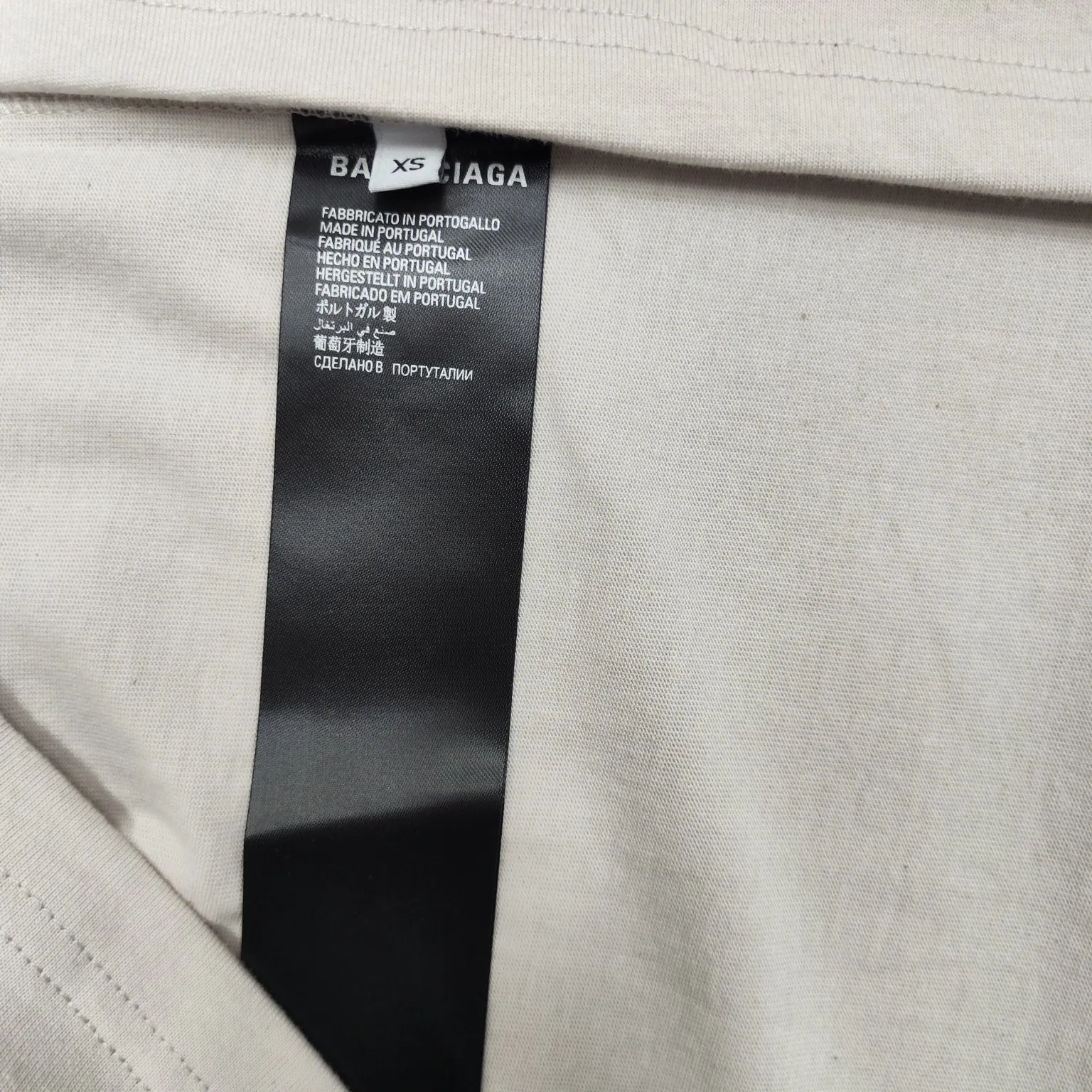 [New] Top version - BALENCIAGA - Reflective heat transfer short-sleeved T-shirt. The original development of customized fabric technology and washing process. High weight 280 grams of fabric. Full texture. Clean cloth. Soft and comfortable. Solona thread custom dyeing without color difference. Activewear logo on the front. Combined with reflective embellishment. Glowing and eye-catching. Fully interpreting strength and personality. Cool and sassy. Reflective heat transfer process Cleverly combining the characteristics of heat transfer and reflective materials, the customized reflective materials are attached to the fabric through heat pressing. The unique reflective effect highlights the visual effect. The fabrics have been washed and have a better hand texture. It is not easy to deform, not easy to shrink and not easy to fade. It maintains long-term beauty. os dropped shoulders and loose version. Same style for men and women. Color: Black Active White Size: XS-L P:270