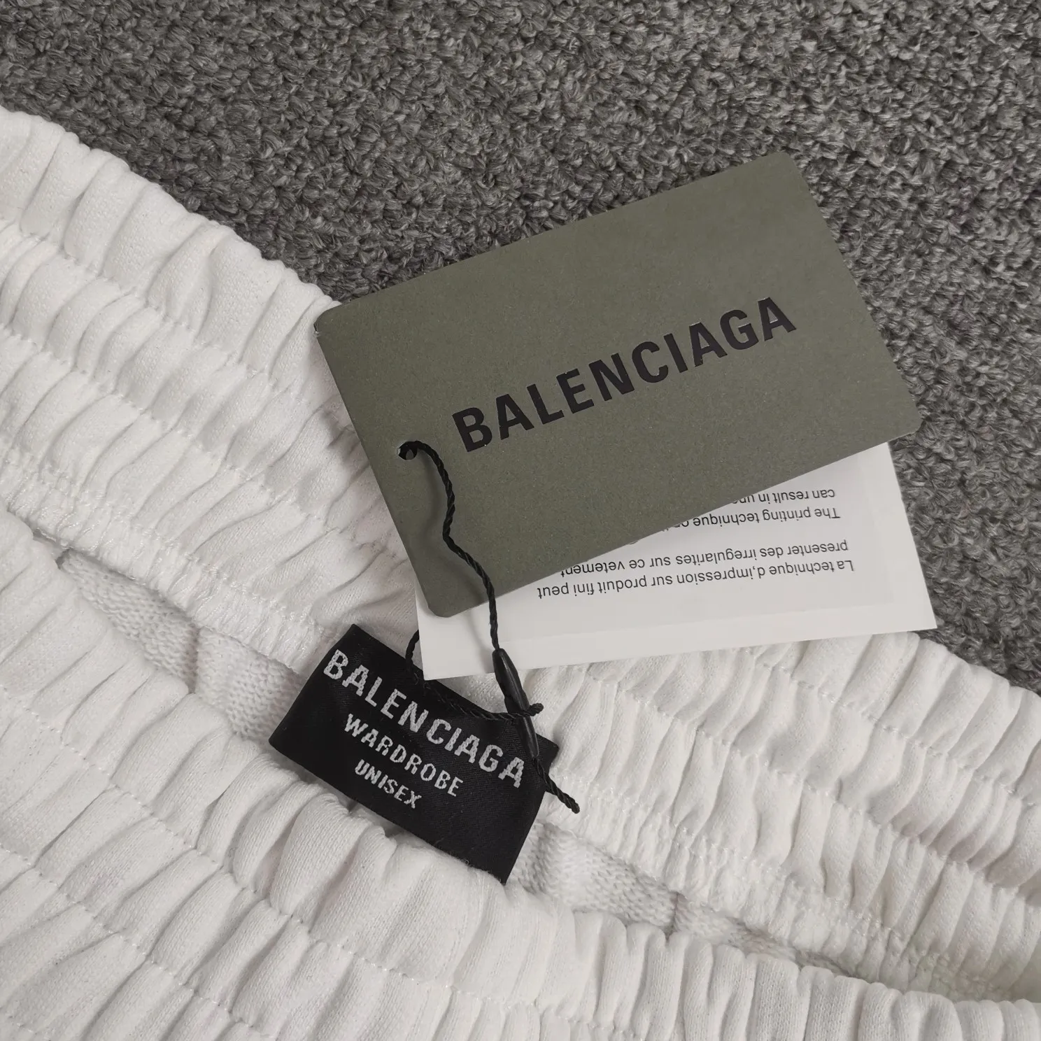 The top version of BALENCIAGA 520 limited edition fluorescent green luminous effect printed loose cotton shorts for men and women couples. After the 520 short sleeves were released for personal use, in response to the response of many friends, the team held a meeting and decided to launch matching shorts. I was planning to do it before, mainly because of the phosphor issue. Because there is 30% fluorescent powder mixed into the printing glue, the manufacturer we cooperate with is out of stock, and we cannot ensure whether other domestically produced fluorescent powders contain chemical toxic and harmful substances, so we have not done it yet. Our fluorescent powder is 3A certified and absolutely environmentally friendly. And the fluorescent effect is very nice. The fabric is made of 380g fish scale terry cotton fabric, which is sweat-absorbent, breathable and has a full drape. A full set of customized accessories, one-to-one synchronization with the original version! Size: XS-L Color: Black and White P:310