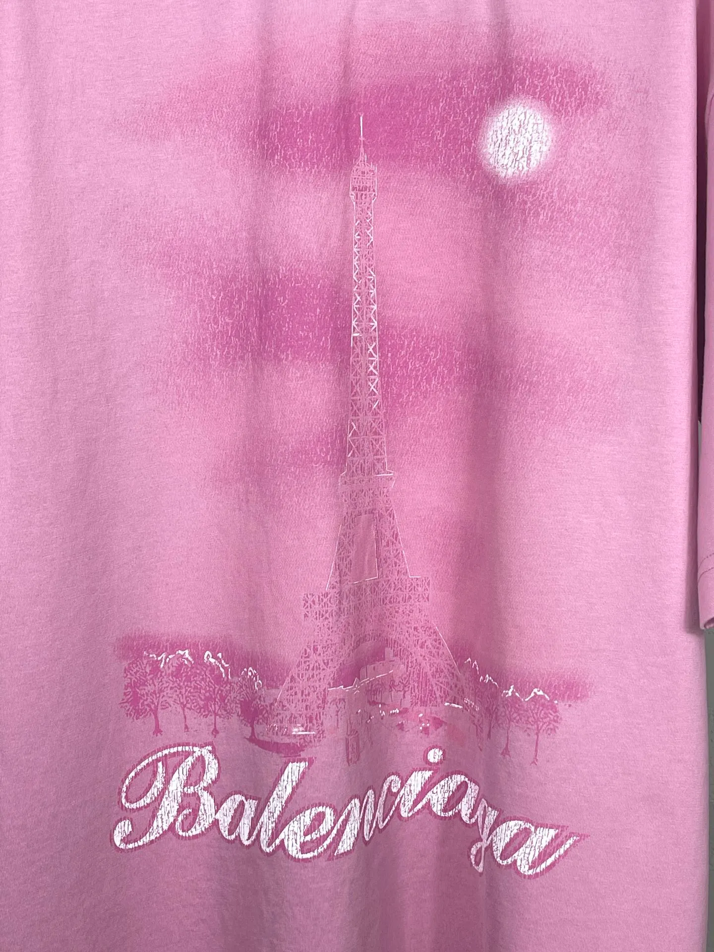🅿️200 real photos [Top version. Official website quality] BALENCI*GA/Paris. 2024 latest Paris Eiffel Tower inkjet gradient color printed washed and distressed short-sleeved T-shirt. Overweight craftsmanship, brick cabinet synchronization. ⚠️Distinguish market currency, genuine product development, welcome to compare! The weight is 260 grams, ground. The hand-painting is consistent with ZP, and the printing uses Kornit digital direct printing. The garments are washed and worn. The whole piece is designed with extra heavy craftsmanship. Comparisons welcome. The version adopts OS loose shoulder style. Same style for men and women. Code: BL223333 Color: pink, washed blue (the process of washing blue is different, and the price is also different) Size: XS to L