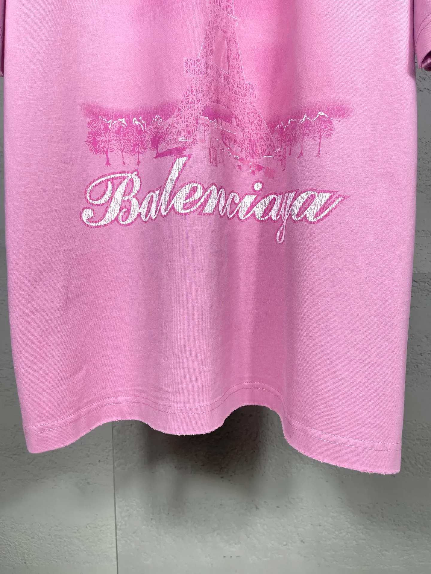 🅿️200 real photos [Top version. Official website quality] BALENCI*GA/Paris. 2024 latest Paris Eiffel Tower inkjet gradient color printed washed and distressed short-sleeved T-shirt. Overweight craftsmanship, brick cabinet synchronization. ⚠️Distinguish market currency, genuine product development, welcome to compare! The weight is 260 grams, ground. The hand-painting is consistent with ZP, and the printing uses Kornit digital direct printing. The garments are washed and worn. The whole piece is designed with extra heavy craftsmanship. Comparisons welcome. The version adopts OS loose shoulder style. Same style for men and women. Code: BL223333 Color: pink, washed blue (the process of washing blue is different, and the price is also different) Size: XS to L