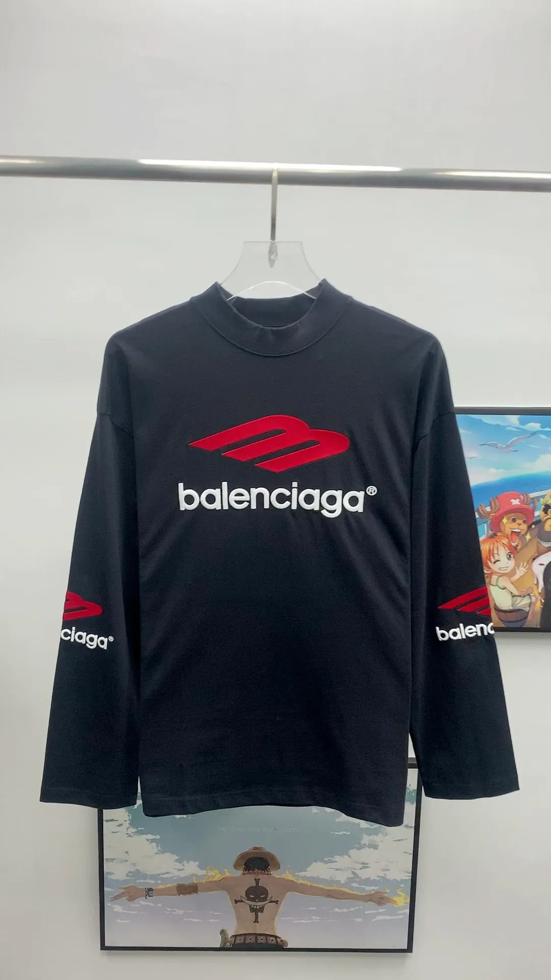 Frontal real-shot video————The top tested version of Balenciaga Balenciaga’s latest long-sleeved T-shirt with large LOGO icons embroidered on the front, left, and right sleeves. Balenciaga’s first high-street outfit in autumn, it is completely high-end, even if you want to be low-key, it is hard not to love it, full of casual sports style. The front and back are embroidered with the same large logo, and the left and right sleeves are also embroidered with the same logo. The contrasting red ➕ black embroidery is really awesome. It will definitely attract attention when paired with a couple style. It is another day to be stunned by the handsomeness! Fashionistas are not afraid of the heat, so long tees are a must-have when traveling to Sichuan and Tibet. Different from the ordinary version, it uses high-quality Tajima embroidery, the neckline is reinforced with two needles and is not easily deformed by machine washing. It is made of high-weight pure cotton double yarn. The counters are updated simultaneously, and genuine products are developed and developed at the first time. The fabric is made of Paris ZP custom-woven and dyed cotton, double-yarn compact cotton with a weight of 260 grams, and the cloth surface is clean. The cloth has clear texture, soft and comfortable, good color fastness and not easy to discolor. The threads are woven and dyed with no color difference. The embroidery is done using imported Tajima embroidery machines. Super 15W needle and thread, three-dimensional effect, clear lines, no burrs and miscellaneous threads, ultra-high craftsmanship embroidery. The version adopts OS loose shoulder style, the same style for male and female couples ▪️Size: XS S.M.L ▪️Color: Iron gray blue white P:340