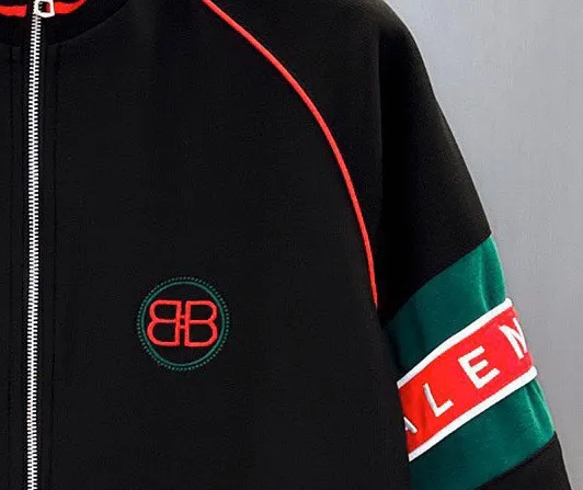🅿️500 [BALENCIAGA] Hot-selling suit is coming. Focus on the original version of the official website. 2025 new hot-selling cardigan sweater suit. The original order is the best product. 🇭🇰The meticulous work of top designers is dedicated to a fitting and perfect upper body effect. All-natural high-quality Tencel Roman cotton 100%, close-fitting comfort, noble and elegant! Original hardware embodies elegance and nobility! Counter size: M-4XL (up to 190 pounds)