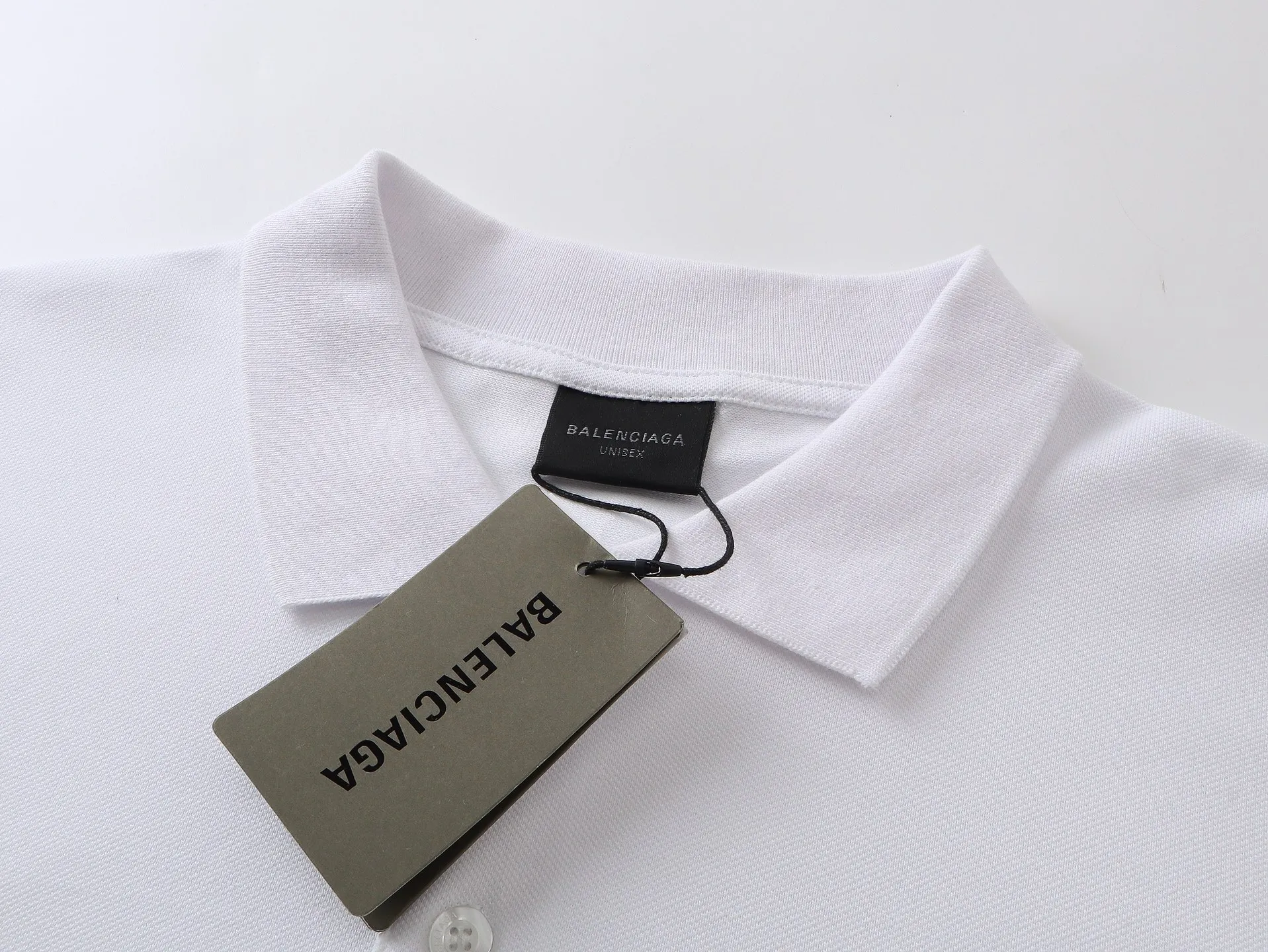 🅿️220 Real photos [Top version. Official website quality] BALENCI*GA/Paris #2025 new Paris letter LOGO embroidered POLO shirt, full of design, welcome to compare. The fabric is made of Paris ZP custom-woven and dyed cotton pique, with a weight of 260 grams. The cloth surface is clean. The cloth pattern is clear, soft and comfortable. The threads are woven and dyed with no color difference. The embroidered LOGO is embroidered using imported Tajima embroidery machine. The effect is three-dimensional. Restore the brick cabinet, adopt OS loose shoulder style. Same style for men and women. Coding: BL252218 Color: black, white Size: XS S M L