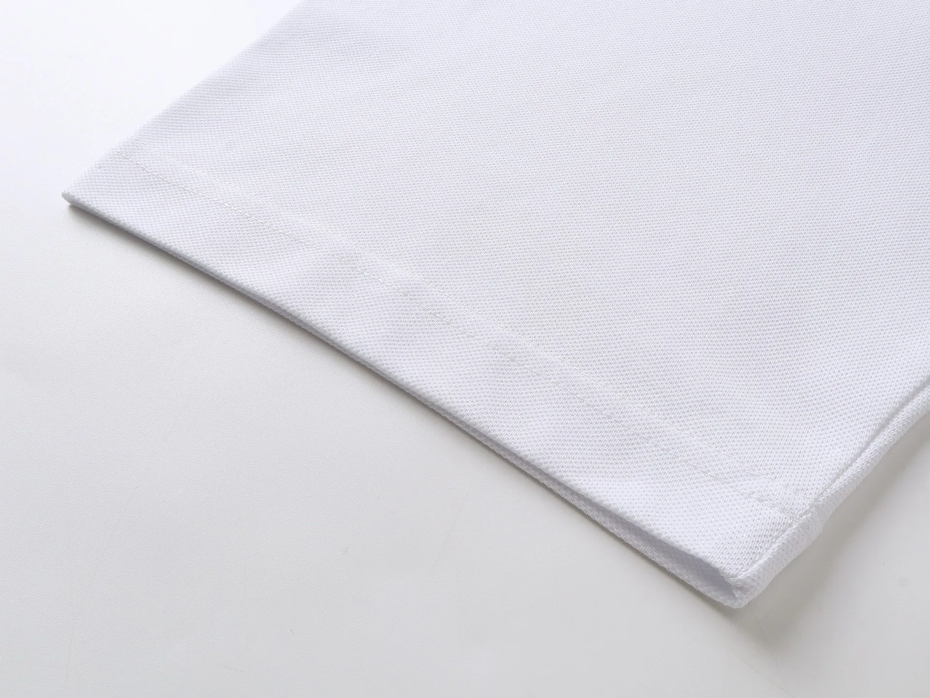 🅿️220 Real photos [Top version. Official website quality] BALENCI*GA/Paris #2025 new Paris letter LOGO embroidered POLO shirt, full of design, welcome to compare. The fabric is made of Paris ZP custom-woven and dyed cotton pique, with a weight of 260 grams. The cloth surface is clean. The cloth pattern is clear, soft and comfortable. The threads are woven and dyed with no color difference. The embroidered LOGO is embroidered using imported Tajima embroidery machine. The effect is three-dimensional. Restore the brick cabinet, adopt OS loose shoulder style. Same style for men and women. Coding: BL252218 Color: black, white Size: XS S M L