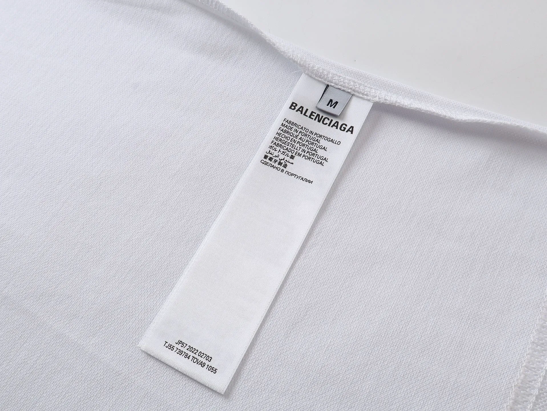 🅿️220 Real photos [Top version. Official website quality] BALENCI*GA/Paris #2025 new Paris letter LOGO embroidered POLO shirt, full of design, welcome to compare. The fabric is made of Paris ZP custom-woven and dyed cotton pique, with a weight of 260 grams. The cloth surface is clean. The cloth pattern is clear, soft and comfortable. The threads are woven and dyed with no color difference. The embroidered LOGO is embroidered using imported Tajima embroidery machine. The effect is three-dimensional. Restore the brick cabinet, adopt OS loose shoulder style. Same style for men and women. Coding: BL252218 Color: black, white Size: XS S M L