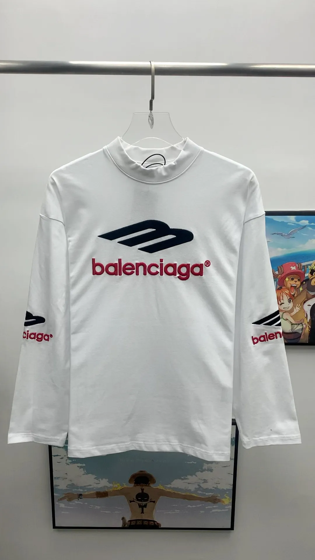 Frontal real-shot video————The top tested version of Balenciaga Balenciaga’s latest long-sleeved T-shirt with large LOGO icons embroidered on the front, left, and right sleeves. Balenciaga’s first high-street outfit in autumn, it is completely high-end, even if you want to be low-key, it is hard not to love it, full of casual sports style. The front and back are embroidered with the same large logo, and the left and right sleeves are also embroidered with the same logo. The contrasting red ➕ black embroidery is really awesome. It will definitely attract attention when paired with a couple style. It is another day to be stunned by the handsomeness! Fashionistas are not afraid of the heat, so long tees are a must-have when traveling to Sichuan and Tibet. Different from the ordinary version, it uses high-quality Tajima embroidery, the neckline is reinforced with two needles and is not easily deformed by machine washing. It is made of high-weight pure cotton double yarn. The counters are updated simultaneously, and genuine products are developed and developed at the first time. The fabric is made of Paris ZP custom-woven and dyed cotton, double-yarn compact cotton with a weight of 260 grams, and the cloth surface is clean. The cloth has clear texture, soft and comfortable, good color fastness and not easy to discolor. The threads are woven and dyed with no color difference. The embroidery is done using imported Tajima embroidery machines. Super 15W needle and thread, three-dimensional effect, clear lines, no burrs and miscellaneous threads, ultra-high craftsmanship embroidery. The version adopts OS loose shoulder style, the same style for male and female couples ▪️Size: XS S.M.L ▪️Color: Iron gray blue white P:340