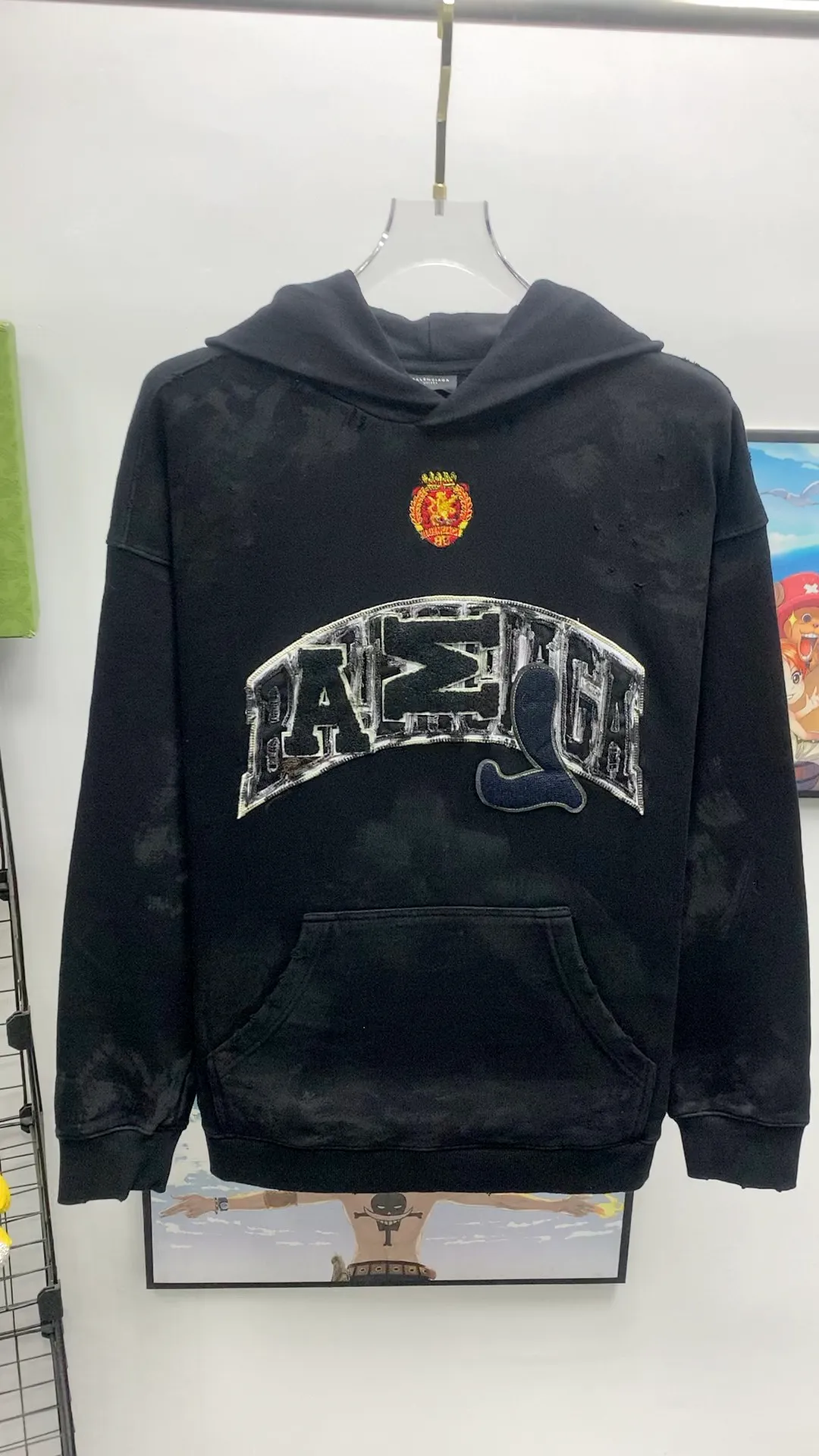 Frontal real shot video————Top tested version 23FW BALENCIAGA Paris Manchester United limited edition distressed male and female couple celebrity same style pure cotton loose hooded sweatshirt [very suitable for Douyin, and other platforms! The letters in the LOGO position have been damaged and polished! 】 The fabric is custom-made washed knitted cotton terry material. The upper body is very soft. The front panel uses a classic hand pocket with a worn effect. The overall yellow and dirty effect is all artificially sprayed with majolica. It requires proficiency and experience to achieve this natural and elegant effect!  Customized towel embroidery on the chest, heavily damaged! The aging effect is very obvious! The overall artificial positioning coating is hand-made, washed and dirty. The frayed hole craftsmanship has a hand-painted graffiti effect. The arms behind the bend are made of open-stitch frayed craftsmanship. The wiring is delicate. Elastic cuff design. The whole body is hand-positioned with muddy dyeing and frayed effect! Ready-made garments are washed twice with water +➕ once with wax. It feels smooth!   The Manchester United letters and logo on the chest are designed with full embroidery and the details are visible!  Size: XS-L Color: White Black P: 470