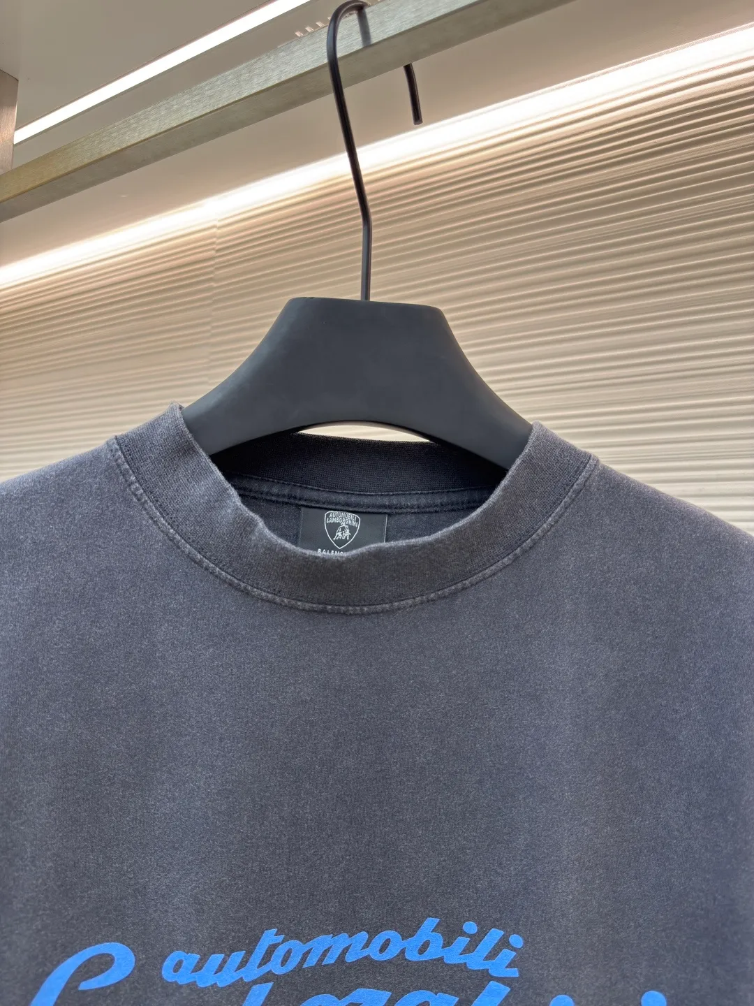 Balenciaga Balenciaga 25ss joint Lamborghini ●Authentic product: 5989 purchase and development ●Item number: 1680443-A20 ●Fabric: plain knit ●Technology: spiral neckline ●Version: loose version ●Weight: about 265 grams ●Size: XS-S-M-L ●Description: Balenciaga Soft to the touch, the printing adopts direct-injection pattern and letters are clear. The overall wiring is straight and delicate, the fabric is comfortable and soft, the color is consistent and there is no color difference, it can be matched with the same style to create a fashionable look, and can be used in various occasions, customized accessories, complete with three standards, the same style for men and women!
