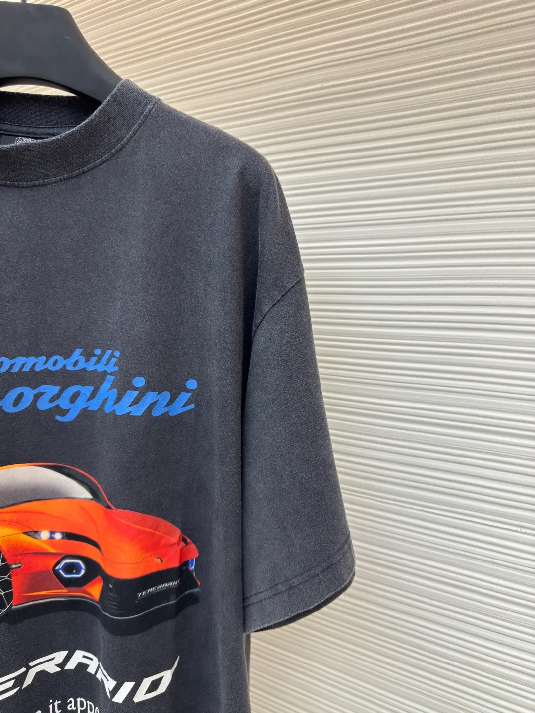 Balenciaga Balenciaga 25ss joint Lamborghini ●Authentic product: 5989 purchase and development ●Item number: 1680443-A20 ●Fabric: plain knit ●Technology: spiral neckline ●Version: loose version ●Weight: about 265 grams ●Size: XS-S-M-L ●Description: Balenciaga Soft to the touch, the printing adopts direct-injection pattern and letters are clear. The overall wiring is straight and delicate, the fabric is comfortable and soft, the color is consistent and there is no color difference, it can be matched with the same style to create a fashionable look, and can be used in various occasions, customized accessories, complete with three standards, the same style for men and women!