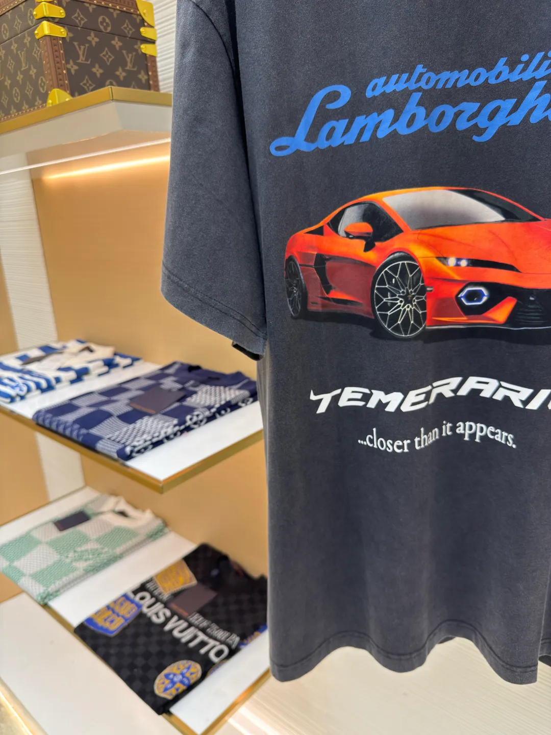 Balenciaga Balenciaga 25ss joint Lamborghini ●Authentic product: 5989 purchase and development ●Item number: 1680443-A20 ●Fabric: plain knit ●Technology: spiral neckline ●Version: loose version ●Weight: about 265 grams ●Size: XS-S-M-L ●Description: Balenciaga Soft to the touch, the printing adopts direct-injection pattern and letters are clear. The overall wiring is straight and delicate, the fabric is comfortable and soft, the color is consistent and there is no color difference, it can be matched with the same style to create a fashionable look, and can be used in various occasions, customized accessories, complete with three standards, the same style for men and women!