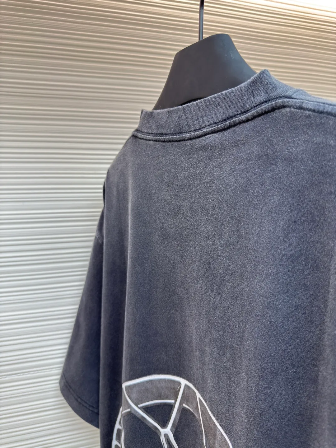 Balenciaga Balenciaga 25ss joint Lamborghini ●Authentic product: 5989 purchase and development ●Item number: 1680443-A20 ●Fabric: plain knit ●Technology: spiral neckline ●Version: loose version ●Weight: about 265 grams ●Size: XS-S-M-L ●Description: Balenciaga Soft to the touch, the printing adopts direct-injection pattern and letters are clear. The overall wiring is straight and delicate, the fabric is comfortable and soft, the color is consistent and there is no color difference, it can be matched with the same style to create a fashionable look, and can be used in various occasions, customized accessories, complete with three standards, the same style for men and women!