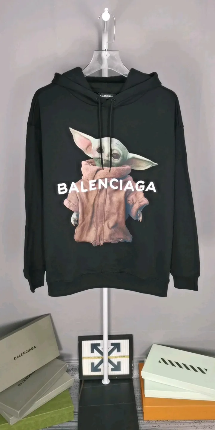 Real shot of the video - the top tested version BALENCIAGA Balenciaga The Mandalorian Baby Yoda pure cotton loose and breathable autumn and winter pure cotton hoodie sweatshirt for male and female couples Grogu, a character in the "Star Wars" series of film and television series, appeared in the American TV series "The Mandalorian". Grogu and Yoda are of the same race. Although he is still in the toddler stage, he is born with powerful force. This model is really explosive. The front piece is printed with Kornit digital direct printing. The color painting has an even transition of shades and a strong image. 3D restores the real texture of characters! The fabric is made of 480g imported knitted combed terry. The fabric is very silky, loose and drapey. Color: Black White Size: XS-L P:490