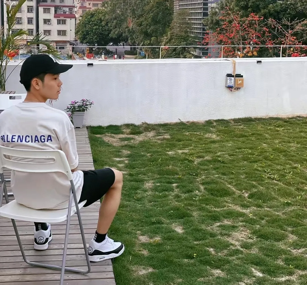 ♻️💯Upper body reference model picture❤️The top-notch proven version of BALENCIAGA with large LOGO on the back and basic letters, pure cotton loose, same style for male and female couples, trendy brand high-end short-sleeved T-shirt, the god of simplicity in Paris, a volume sought after by many stars. Lisa’s favorite basic short-sleeved Paris style, which has a very high appearance rate. Wear alone, paired with jeans, shorts, and sweatpants, it's a versatile style. Xiaohongshu, a hot item on INS, a must-have for Paris fans.  The printing uses white glue as a base, coupled with Kornit direct injection, which ensures the anchorage of the printing and machine washing without any pressure. However, everyone should pay attention to something. The printing of this model is not thick glue, and the printing surface is not shiny. Please pay attention to the importance of version. Don't make a pattern based on the pictures. If you don't have the original version, you won't be able to make it look one to one like the original version. At most, you can just make a look. It's just a piece of clothing without a soul. The fabric is made of 24S 260g double yarn pure cotton fabric. The threads and fabric are custom woven and dyed in the same style, without color difference.  A complete set of customized tags, collar tags, washed, plastic bags, and most importantly, a complete set of bags, tag codes, and codes are all authentic.  Color: White, Black, Royal Blue, Apricot, Floral Gray, Pink Size: XS-L P:240