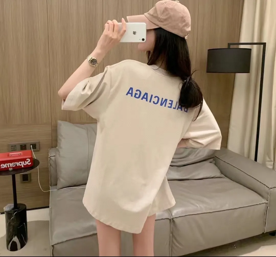 ♻️💯Upper body reference model picture❤️The top-notch proven version of BALENCIAGA with large LOGO on the back and basic letters, pure cotton loose, same style for male and female couples, trendy brand high-end short-sleeved T-shirt, the god of simplicity in Paris, a volume sought after by many stars. Lisa’s favorite basic short-sleeved Paris style, which has a very high appearance rate. Wear alone, paired with jeans, shorts, and sweatpants, it's a versatile style. Xiaohongshu, a hot item on INS, a must-have for Paris fans.  The printing uses white glue as a base, coupled with Kornit direct injection, which ensures the anchorage of the printing and machine washing without any pressure. However, everyone should pay attention to something. The printing of this model is not thick glue, and the printing surface is not shiny. Please pay attention to the importance of version. Don't make a pattern based on the pictures. If you don't have the original version, you won't be able to make it look one to one like the original version. At most, you can just make a look. It's just a piece of clothing without a soul. The fabric is made of 24S 260g double yarn pure cotton fabric. The threads and fabric are custom woven and dyed in the same style, without color difference.  A complete set of customized tags, collar tags, washed, plastic bags, and most importantly, a complete set of bags, tag codes, and codes are all authentic.  Color: White, Black, Royal Blue, Apricot, Floral Gray, Pink Size: XS-L P:240