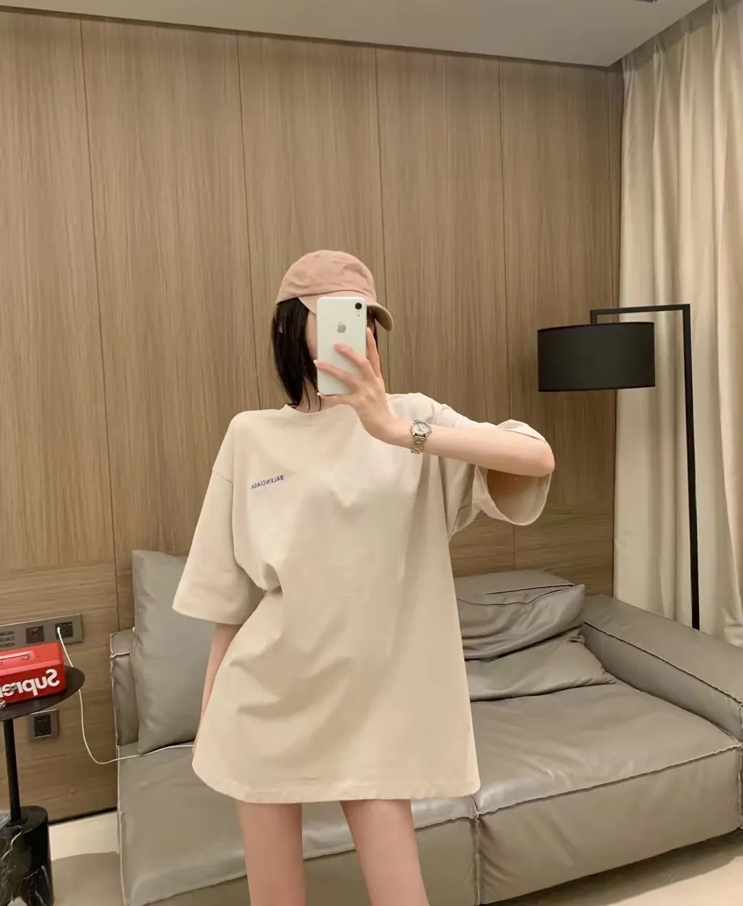 ♻️💯Upper body reference model picture❤️The top-notch proven version of BALENCIAGA with large LOGO on the back and basic letters, pure cotton loose, same style for male and female couples, trendy brand high-end short-sleeved T-shirt, the god of simplicity in Paris, a volume sought after by many stars. Lisa’s favorite basic short-sleeved Paris style, which has a very high appearance rate. Wear alone, paired with jeans, shorts, and sweatpants, it's a versatile style. Xiaohongshu, a hot item on INS, a must-have for Paris fans.  The printing uses white glue as a base, coupled with Kornit direct injection, which ensures the anchorage of the printing and machine washing without any pressure. However, everyone should pay attention to something. The printing of this model is not thick glue, and the printing surface is not shiny. Please pay attention to the importance of version. Don't make a pattern based on the pictures. If you don't have the original version, you won't be able to make it look one to one like the original version. At most, you can just make a look. It's just a piece of clothing without a soul. The fabric is made of 24S 260g double yarn pure cotton fabric. The threads and fabric are custom woven and dyed in the same style, without color difference.  A complete set of customized tags, collar tags, washed, plastic bags, and most importantly, a complete set of bags, tag codes, and codes are all authentic.  Color: White, Black, Royal Blue, Apricot, Floral Gray, Pink Size: XS-L P:240