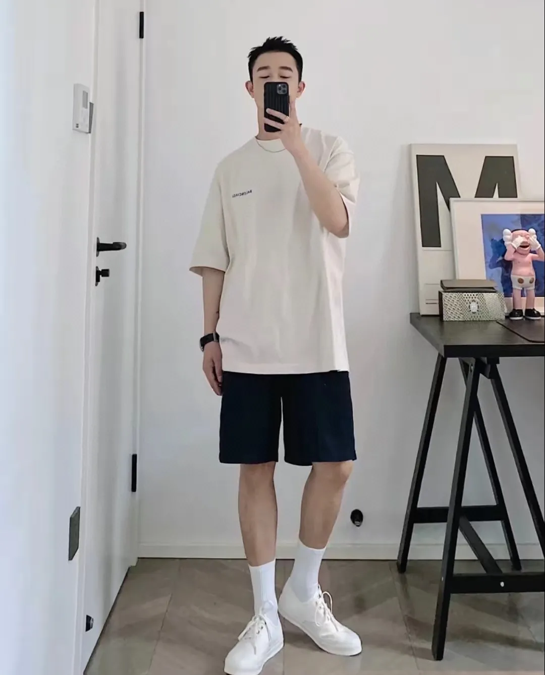 ♻️💯Upper body reference model picture❤️The top-notch proven version of BALENCIAGA with large LOGO on the back and basic letters, pure cotton loose, same style for male and female couples, trendy brand high-end short-sleeved T-shirt, the god of simplicity in Paris, a volume sought after by many stars. Lisa’s favorite basic short-sleeved Paris style, which has a very high appearance rate. Wear alone, paired with jeans, shorts, and sweatpants, it's a versatile style. Xiaohongshu, a hot item on INS, a must-have for Paris fans.  The printing uses white glue as a base, coupled with Kornit direct injection, which ensures the anchorage of the printing and machine washing without any pressure. However, everyone should pay attention to something. The printing of this model is not thick glue, and the printing surface is not shiny. Please pay attention to the importance of version. Don't make a pattern based on the pictures. If you don't have the original version, you won't be able to make it look one to one like the original version. At most, you can just make a look. It's just a piece of clothing without a soul. The fabric is made of 24S 260g double yarn pure cotton fabric. The threads and fabric are custom woven and dyed in the same style, without color difference.  A complete set of customized tags, collar tags, washed, plastic bags, and most importantly, a complete set of bags, tag codes, and codes are all authentic.  Color: White, Black, Royal Blue, Apricot, Floral Gray, Pink Size: XS-L P:240
