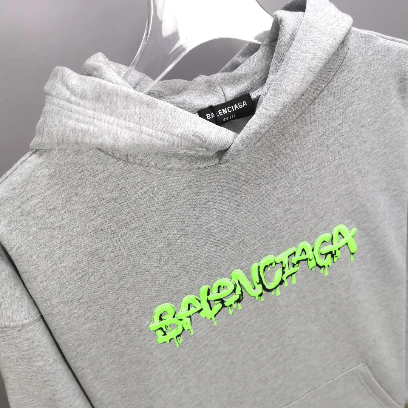 Additional details - the top tested version of BALENCIAGA, pink jelly glue dissolved pure cotton, loose and breathable, trendy brand, same style short sleeves for male and female couples. The design elements are still as simple as ever. The letters on the chest are integrated with the design of melted jelly, giving an immediate sense of high-end. 100% looped terry cotton fabric, pre-shrunk and washed, multi-dimensional handle. The printing is dot printing, cross-engraved lettering mold, inkjet-style heat transfer. The gel letters are first made and then fixed on the fabric through high-temperature pressing. The elements are simple and versatile. They look great in any combination. Color: black, white, light gray. Size: XS-L P:450