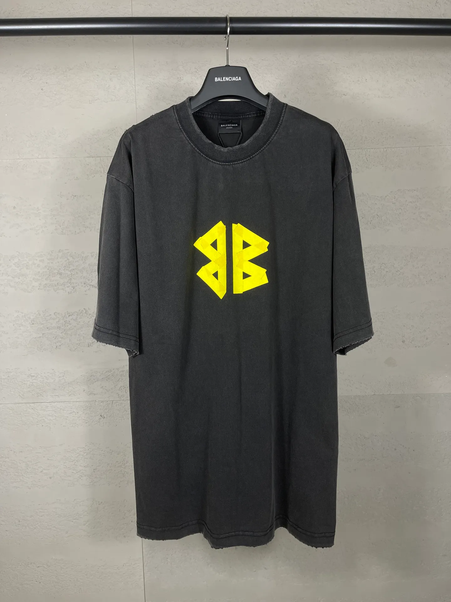 🅿️194 Actual pictures [Top version. Official website quality] BALENCI*GA/Paris. 25ss latest classic model. The tape printing adopts computer direct printing, and the ready-made clothes are washed and worn short-sleeved T-shirts. Brick cabinet synchronization. The fabric is made of Paris ZP custom-woven and dyed cotton double yarn compact cotton. The weight is 260 grams, the cloth surface is clean. The cloth pattern is clear, soft and comfortable, and the thread is dyed with no color difference. The classic pattern uses computer direct printing, the letters are clear and the effect is three-dimensional. Restored brick cabinet. The garments were washed and aged, and polished by many hands. Produced by ultra-heavy craftsmanship, the market currency is very different, welcome to compare.                                 The version adopts OS loose shoulder design. The same style for men and women. Code: BL253711 Color: Orange, washed black Size: XS S M L
