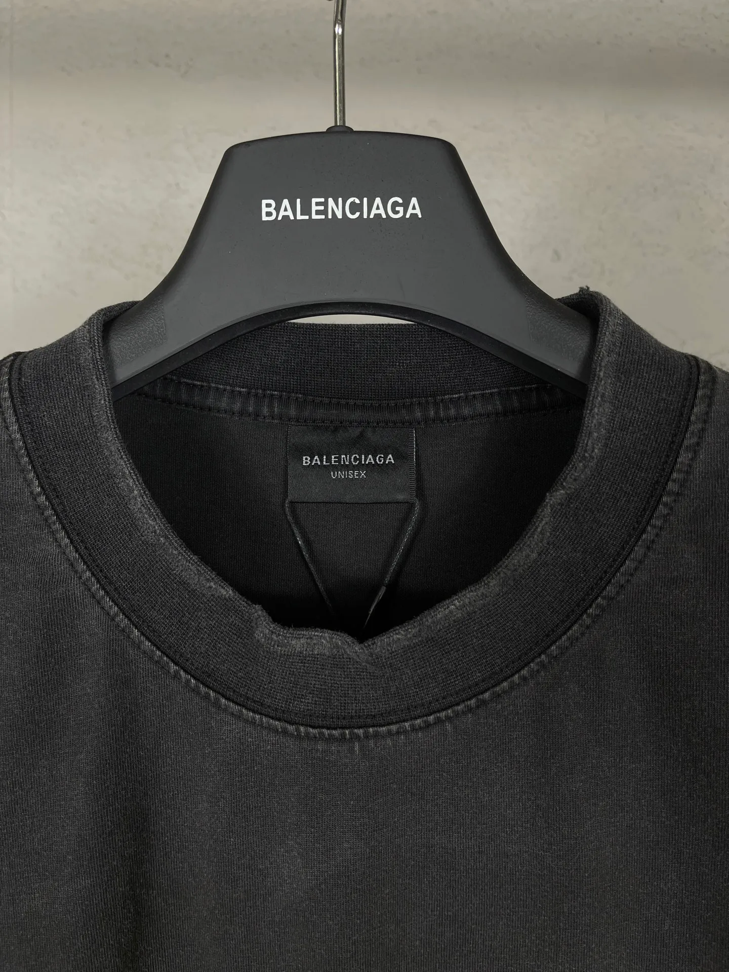 🅿️194 Actual pictures [Top version. Official website quality] BALENCI*GA/Paris. 25ss latest classic model. The tape printing adopts computer direct printing, and the ready-made clothes are washed and worn short-sleeved T-shirts. Brick cabinet synchronization. The fabric is made of Paris ZP custom-woven and dyed cotton double yarn compact cotton. The weight is 260 grams, the cloth surface is clean. The cloth pattern is clear, soft and comfortable, and the thread is dyed with no color difference. The classic pattern uses computer direct printing, the letters are clear and the effect is three-dimensional. Restored brick cabinet. The garments were washed and aged, and polished by many hands. Produced by ultra-heavy craftsmanship, the market currency is very different, welcome to compare.                                 The version adopts OS loose shoulder design. The same style for men and women. Code: BL253711 Color: Orange, washed black Size: XS S M L
