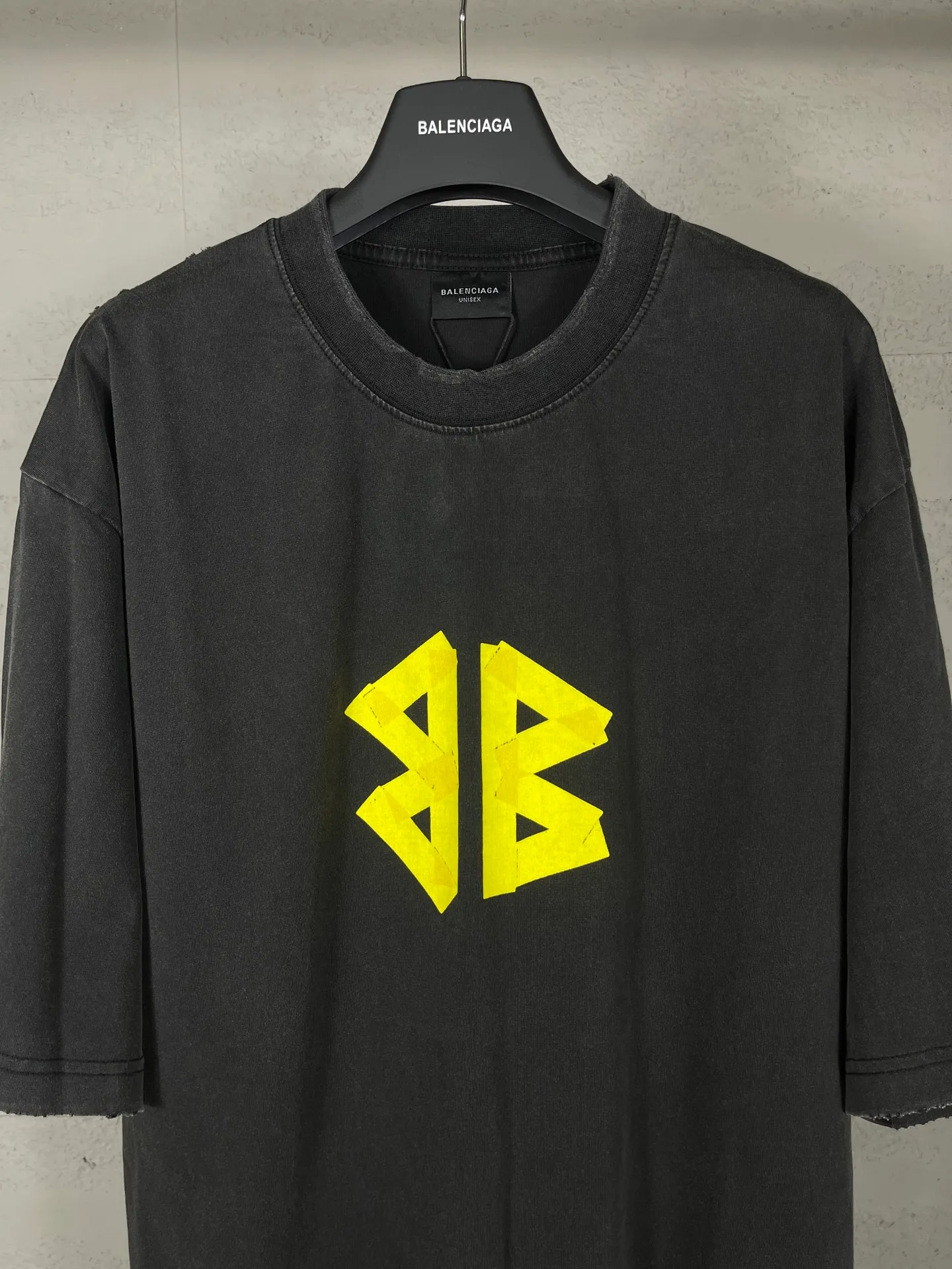 🅿️194 Actual pictures [Top version. Official website quality] BALENCI*GA/Paris. 25ss latest classic model. The tape printing adopts computer direct printing, and the ready-made clothes are washed and worn short-sleeved T-shirts. Brick cabinet synchronization. The fabric is made of Paris ZP custom-woven and dyed cotton double yarn compact cotton. The weight is 260 grams, the cloth surface is clean. The cloth pattern is clear, soft and comfortable, and the thread is dyed with no color difference. The classic pattern uses computer direct printing, the letters are clear and the effect is three-dimensional. Restored brick cabinet. The garments were washed and aged, and polished by many hands. Produced by ultra-heavy craftsmanship, the market currency is very different, welcome to compare.                                 The version adopts OS loose shoulder design. The same style for men and women. Code: BL253711 Color: Orange, washed black Size: XS S M L