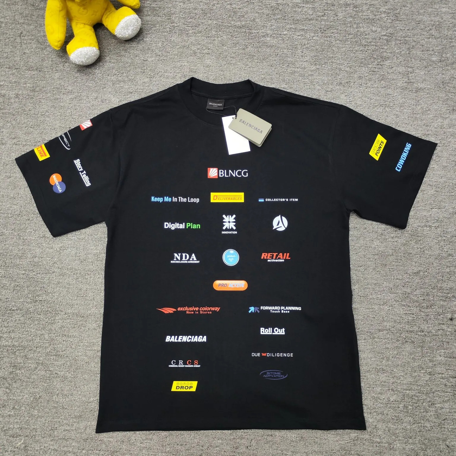 Top version BALENCIAGA/Balenciaga 2024 SS multi-element racing trademark LOGO collection printed short-sleeved T-shirt ✅No.1 quality in this market, real ceiling quality ✅All original development pay attention to detail pictures to avoid mixed distribution of stolen pictures by merchants ✅Correct 260g custom-woven and dyed pure cotton double yarn fabric, good color fastness, no fading ✅Correct Conley printing machine imported material printing, clear three-dimensional, firm and non-shedding ✅Custom-dyed thread, no color difference, no deformation, overweight process Differentiating market currency, here is an explanation of why mine is a little more expensive than others, 1. It seems to be simple printing or embroidery, but it is not simple at all. 10000% imported machine restoration is not just a lip service. You are welcome to compare with peers. 2. Each model is produced by the company. The details of the workmanship and fabrics are consistent with the original ones. There is no color difference between the ones at the counters. Re-engraving is not scary. Whoever is fake is embarrassed. It’s not shameful to make a replica, it’s shameful if you can’t buy the correct version if you make a replica. 3. Note that the threaded collars are all original collars of certain countries and regions, with high wrapping. The width of the neckline and cabinets are accurate to the millimeter. Thick necklines are not easy to deform. The collars of high-end products are all restored cabinets. They are different from the big collars in the world. Ordinary garbage short-sleeves are printed with a print. The clavicle of the upper body is exposed. Please be patient. Customers who have bought genuine products or have seen genuine products will come back to place orders again. This is quality. This is quality. 4. Different styles of washed wheat main wheat, including imported wheat, have different colors and codes. Really restore the counter. As we all know, Balenciaga has different English or different colors on the collar labels of each quarter. This distinguishes the fast food products with the same common main wheat washed wheat. 5. Pay attention to the workmanship. The stitching at the neckline has no folds, smooth and natural without overlapping lines, and truly restores this. This is something that many people cannot do. 6. The fabric is made of 260g Paris-specific double yarn. No one can make better fabrics than my family. There's really no way to compare it with the ordinary version on the market. Respect it. It's genuine and costs thousands of dollars anyway. Don't buy street stalls. Quality 7. The workmanship is fully restored. The packaging is fully restored. The cost is huge. 8. I guarantee here that this is the highest quality you can find. Color: Black Size: S--XL P:290