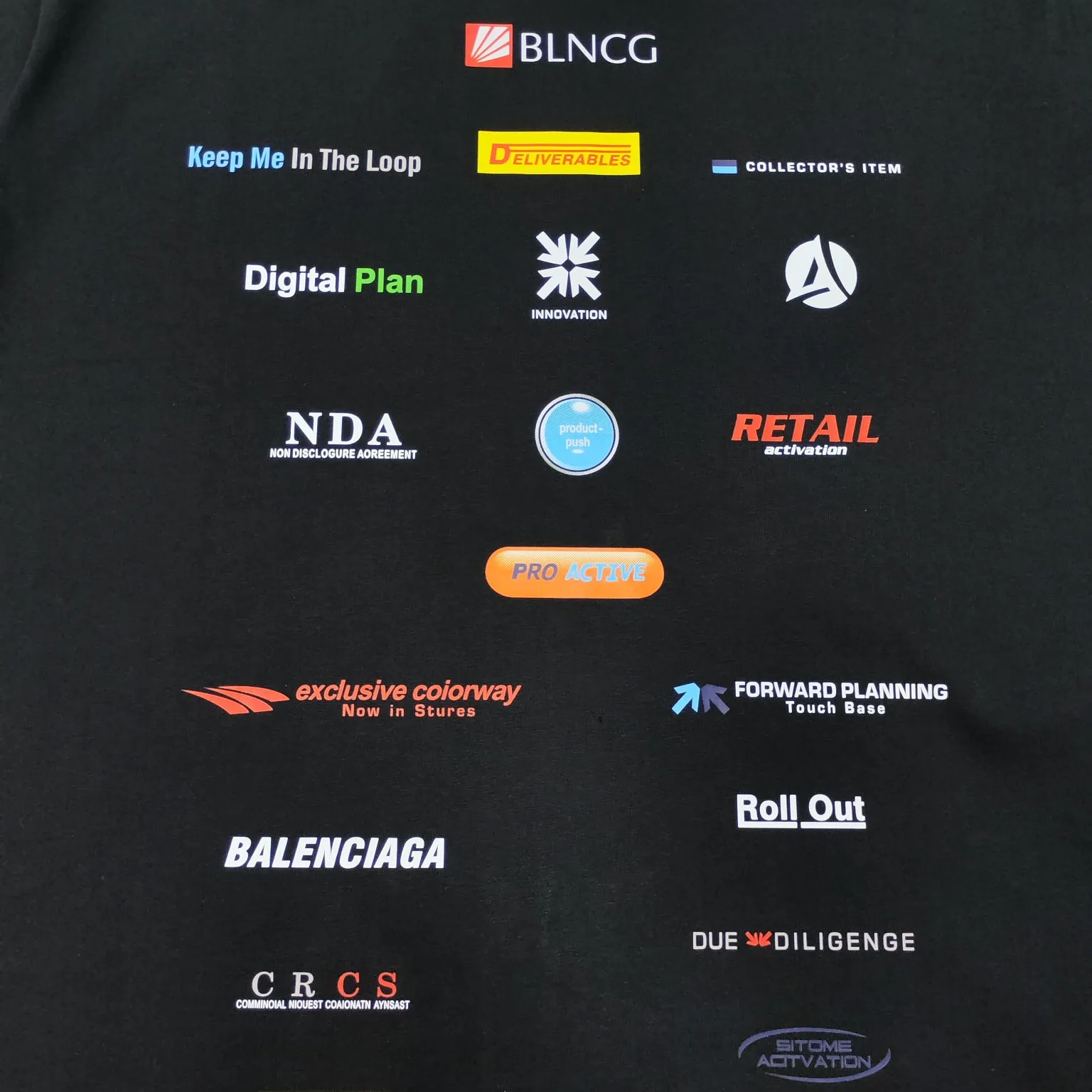 Top version BALENCIAGA/Balenciaga 2024 SS multi-element racing trademark LOGO collection printed short-sleeved T-shirt ✅No.1 quality in this market, real ceiling quality ✅All original development pay attention to detail pictures to avoid mixed distribution of stolen pictures by merchants ✅Correct 260g custom-woven and dyed pure cotton double yarn fabric, good color fastness, no fading ✅Correct Conley printing machine imported material printing, clear three-dimensional, firm and non-shedding ✅Custom-dyed thread, no color difference, no deformation, overweight process Differentiating market currency, here is an explanation of why mine is a little more expensive than others, 1. It seems to be simple printing or embroidery, but it is not simple at all. 10000% imported machine restoration is not just a lip service. You are welcome to compare with peers. 2. Each model is produced by the company. The details of the workmanship and fabrics are consistent with the original ones. There is no color difference between the ones at the counters. Re-engraving is not scary. Whoever is fake is embarrassed. It’s not shameful to make a replica, it’s shameful if you can’t buy the correct version if you make a replica. 3. Note that the threaded collars are all original collars of certain countries and regions, with high wrapping. The width of the neckline and cabinets are accurate to the millimeter. Thick necklines are not easy to deform. The collars of high-end products are all restored cabinets. They are different from the big collars in the world. Ordinary garbage short-sleeves are printed with a print. The clavicle of the upper body is exposed. Please be patient. Customers who have bought genuine products or have seen genuine products will come back to place orders again. This is quality. This is quality. 4. Different styles of washed wheat main wheat, including imported wheat, have different colors and codes. Really restore the counter. As we all know, Balenciaga has different English or different colors on the collar labels of each quarter. This distinguishes the fast food products with the same common main wheat washed wheat. 5. Pay attention to the workmanship. The stitching at the neckline has no folds, smooth and natural without overlapping lines, and truly restores this. This is something that many people cannot do. 6. The fabric is made of 260g Paris-specific double yarn. No one can make better fabrics than my family. There's really no way to compare it with the ordinary version on the market. Respect it. It's genuine and costs thousands of dollars anyway. Don't buy street stalls. Quality 7. The workmanship is fully restored. The packaging is fully restored. The cost is huge. 8. I guarantee here that this is the highest quality you can find. Color: Black Size: S--XL P:290