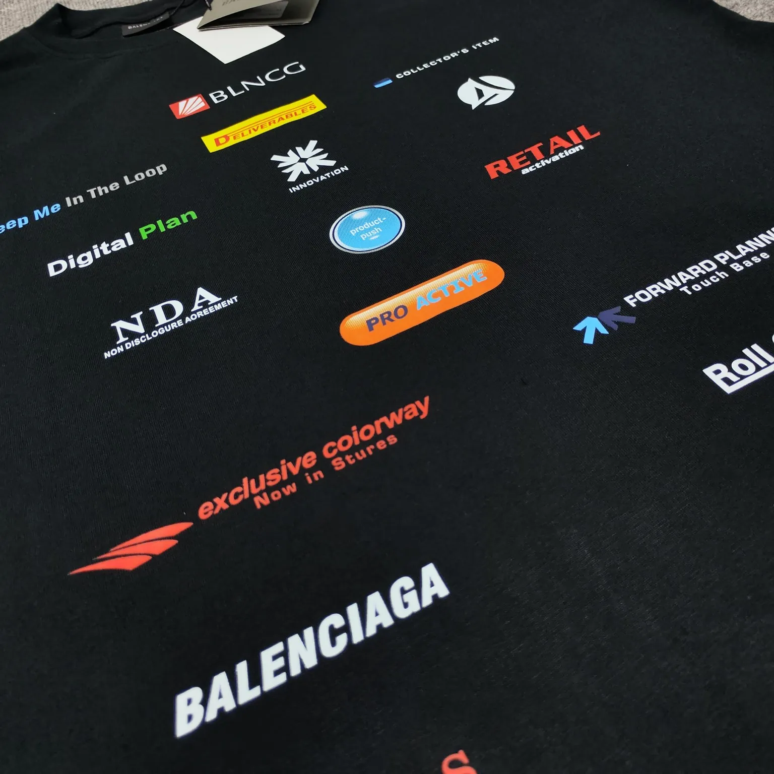 Top version BALENCIAGA/Balenciaga 2024 SS multi-element racing trademark LOGO collection printed short-sleeved T-shirt ✅No.1 quality in this market, real ceiling quality ✅All original development pay attention to detail pictures to avoid mixed distribution of stolen pictures by merchants ✅Correct 260g custom-woven and dyed pure cotton double yarn fabric, good color fastness, no fading ✅Correct Conley printing machine imported material printing, clear three-dimensional, firm and non-shedding ✅Custom-dyed thread, no color difference, no deformation, overweight process Differentiating market currency, here is an explanation of why mine is a little more expensive than others, 1. It seems to be simple printing or embroidery, but it is not simple at all. 10000% imported machine restoration is not just a lip service. You are welcome to compare with peers. 2. Each model is produced by the company. The details of the workmanship and fabrics are consistent with the original ones. There is no color difference between the ones at the counters. Re-engraving is not scary. Whoever is fake is embarrassed. It’s not shameful to make a replica, it’s shameful if you can’t buy the correct version if you make a replica. 3. Note that the threaded collars are all original collars of certain countries and regions, with high wrapping. The width of the neckline and cabinets are accurate to the millimeter. Thick necklines are not easy to deform. The collars of high-end products are all restored cabinets. They are different from the big collars in the world. Ordinary garbage short-sleeves are printed with a print. The clavicle of the upper body is exposed. Please be patient. Customers who have bought genuine products or have seen genuine products will come back to place orders again. This is quality. This is quality. 4. Different styles of washed wheat main wheat, including imported wheat, have different colors and codes. Really restore the counter. As we all know, Balenciaga has different English or different colors on the collar labels of each quarter. This distinguishes the fast food products with the same common main wheat washed wheat. 5. Pay attention to the workmanship. The stitching at the neckline has no folds, smooth and natural without overlapping lines, and truly restores this. This is something that many people cannot do. 6. The fabric is made of 260g Paris-specific double yarn. No one can make better fabrics than my family. There's really no way to compare it with the ordinary version on the market. Respect it. It's genuine and costs thousands of dollars anyway. Don't buy street stalls. Quality 7. The workmanship is fully restored. The packaging is fully restored. The cost is huge. 8. I guarantee here that this is the highest quality you can find. Color: Black Size: S--XL P:290