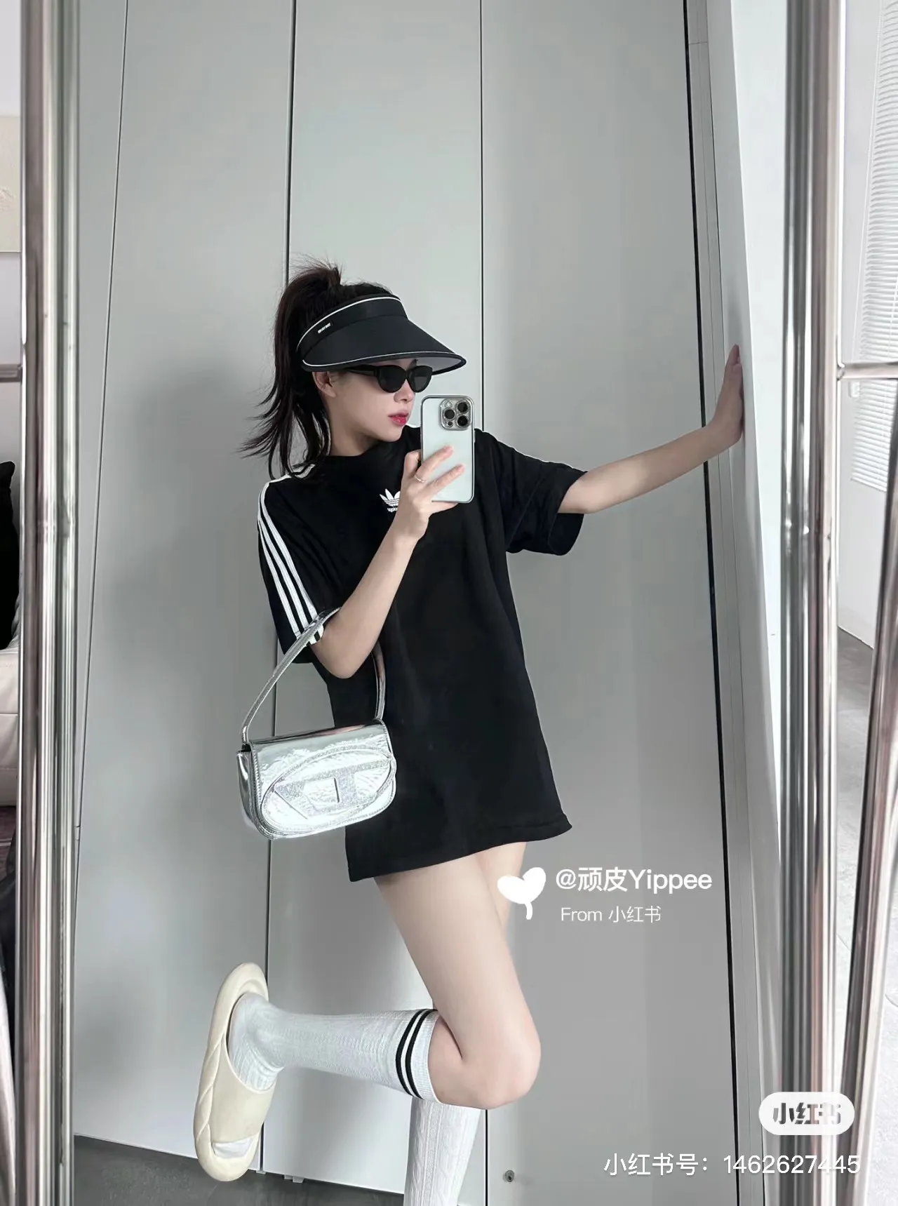 ♻️💯Upper body reference model picture❤️Top tested version - BALENCIAGA - Balenciaga co-branded Adidas Adidas clover striped LOGO offset printed short-sleeved T-shirt. The quality of No.1 in this market Real ceiling quality ✅All original development drawings pay attention to details to avoid mixed sales of stolen pictures ✅Correct 260g custom-woven and dyed double-yarn pure cotton fabric No color difference in custom-dyed threads ✅Correct imported material printing Conley machine white ink direct injection process The letters are clear and three-dimensional, firm and do not fall off ✅Overweight craftsmanship The original version is consistent Differential market currency Here I will explain why I am a little more expensive than others, 1. It seems to be a simple printing or embroidery, but it is not simple at all. 10000% imported machine restoration is not just a lip service. You are welcome to compare with peers. 2. Each model is produced by the company. The details of workmanship and fabrics are consistent with the original ones. It is guaranteed that there will be no color difference with the counters. Reproduction is not scary. Whoever is fake will be embarrassed. It’s not shameful to make a replica, it’s shameful if you can’t buy the correct version if you make a replica. 3. Note that the threaded collars are all original collars of certain countries and regions, with high wrapping. The width of the neckline and cabinets are accurate to the millimeter. Thick necklines are not easy to deform. The collars of high-end products are all restored cabinets. They are different from the big collars in the world. Ordinary garbage short-sleeves are printed with a print. The clavicle of the upper body is exposed. Please be patient. Customers who have bought genuine products or have seen genuine products will come back to place orders again. This is quality. This is quality. 4. Different styles of washed wheat main wheat, including imported wheat, have different colors and codes. Really restore the counter. As we all know, Balenciaga has different English or different colors on the collar labels of each quarter. This distinguishes the fast food products with the same common main wheat washed wheat. 5. Pay attention to the workmanship. The stitching at the neckline has no folds, smooth and natural without overlapping lines, and truly restores this. This is something that many people cannot do. 6. The fabric is made of 260g Paris-specific double yarn. No one can make better fabrics than my family. There is really no way to compare it with the ordinary version on the market. Respect it. It is genuine and costs several thousand yuan. Really don’t buy street stalls. Quality 7. The workmanship is fully restored. The packaging is fully restored. The cost is huge. 8. I guarantee here that this is the highest quality you can find. Size: XS to L P: 290