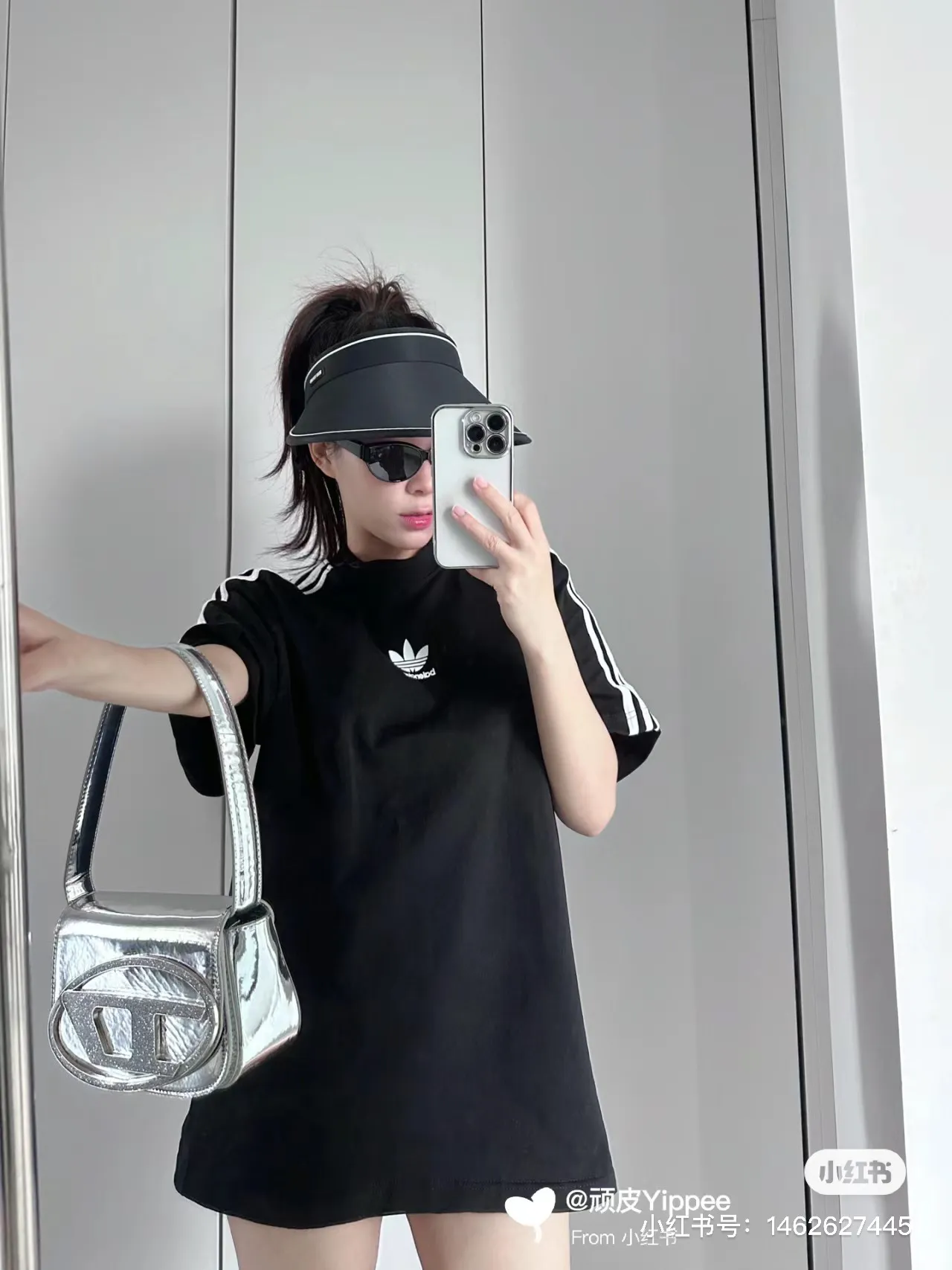♻️💯Upper body reference model picture❤️Top tested version - BALENCIAGA - Balenciaga co-branded Adidas Adidas clover striped LOGO offset printed short-sleeved T-shirt. The quality of No.1 in this market Real ceiling quality ✅All original development drawings pay attention to details to avoid mixed sales of stolen pictures ✅Correct 260g custom-woven and dyed double-yarn pure cotton fabric No color difference in custom-dyed threads ✅Correct imported material printing Conley machine white ink direct injection process The letters are clear and three-dimensional, firm and do not fall off ✅Overweight craftsmanship The original version is consistent Differential market currency Here I will explain why I am a little more expensive than others, 1. It seems to be a simple printing or embroidery, but it is not simple at all. 10000% imported machine restoration is not just a lip service. You are welcome to compare with peers. 2. Each model is produced by the company. The details of workmanship and fabrics are consistent with the original ones. It is guaranteed that there will be no color difference with the counters. Reproduction is not scary. Whoever is fake will be embarrassed. It’s not shameful to make a replica, it’s shameful if you can’t buy the correct version if you make a replica. 3. Note that the threaded collars are all original collars of certain countries and regions, with high wrapping. The width of the neckline and cabinets are accurate to the millimeter. Thick necklines are not easy to deform. The collars of high-end products are all restored cabinets. They are different from the big collars in the world. Ordinary garbage short-sleeves are printed with a print. The clavicle of the upper body is exposed. Please be patient. Customers who have bought genuine products or have seen genuine products will come back to place orders again. This is quality. This is quality. 4. Different styles of washed wheat main wheat, including imported wheat, have different colors and codes. Really restore the counter. As we all know, Balenciaga has different English or different colors on the collar labels of each quarter. This distinguishes the fast food products with the same common main wheat washed wheat. 5. Pay attention to the workmanship. The stitching at the neckline has no folds, smooth and natural without overlapping lines, and truly restores this. This is something that many people cannot do. 6. The fabric is made of 260g Paris-specific double yarn. No one can make better fabrics than my family. There is really no way to compare it with the ordinary version on the market. Respect it. It is genuine and costs several thousand yuan. Really don’t buy street stalls. Quality 7. The workmanship is fully restored. The packaging is fully restored. The cost is huge. 8. I guarantee here that this is the highest quality you can find. Size: XS to L P: 290