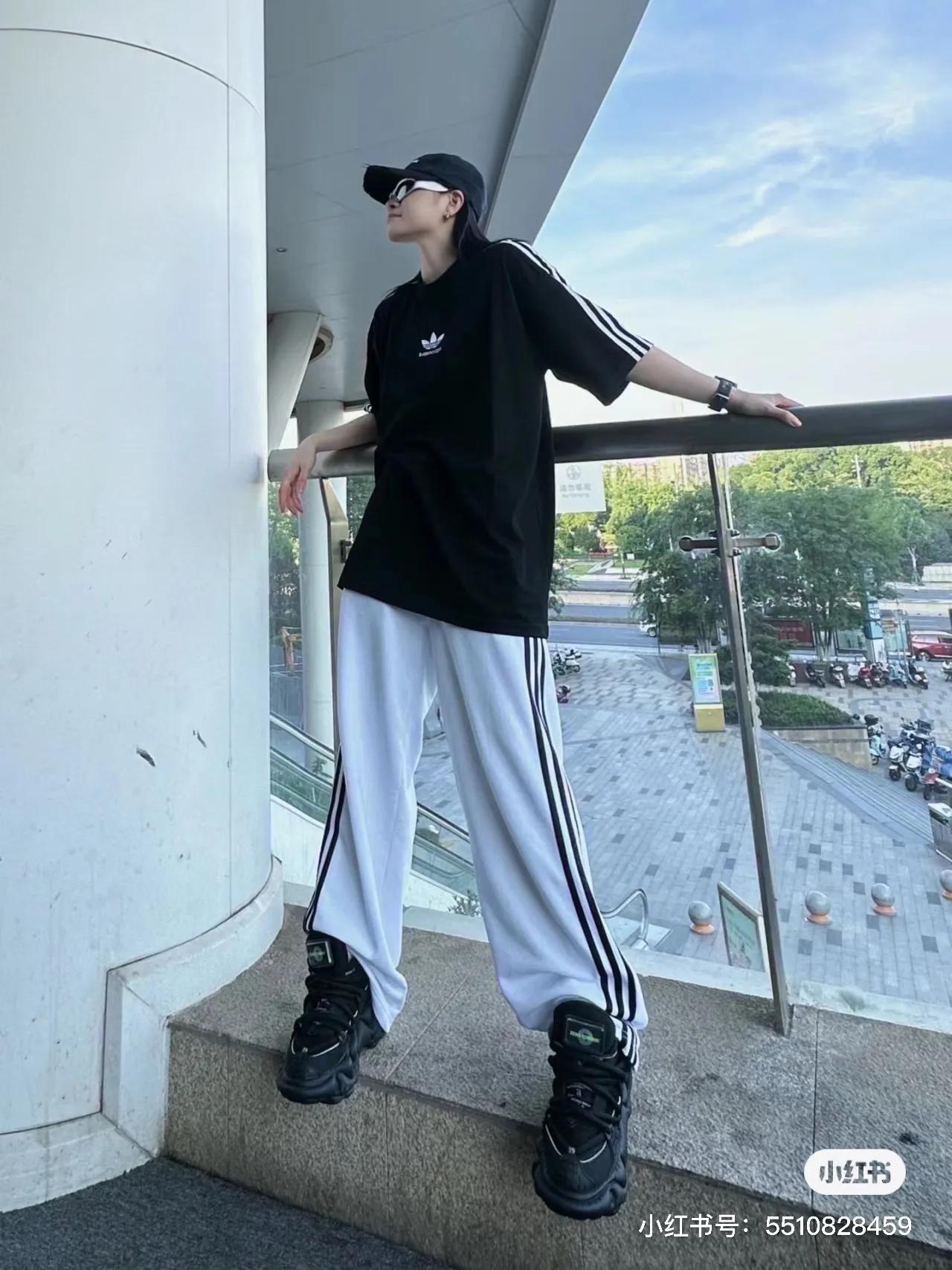 ♻️💯Upper body reference model picture❤️Top tested version - BALENCIAGA - Balenciaga co-branded Adidas Adidas clover striped LOGO offset printed short-sleeved T-shirt. The quality of No.1 in this market Real ceiling quality ✅All original development drawings pay attention to details to avoid mixed sales of stolen pictures ✅Correct 260g custom-woven and dyed double-yarn pure cotton fabric No color difference in custom-dyed threads ✅Correct imported material printing Conley machine white ink direct injection process The letters are clear and three-dimensional, firm and do not fall off ✅Overweight craftsmanship The original version is consistent Differential market currency Here I will explain why I am a little more expensive than others, 1. It seems to be a simple printing or embroidery, but it is not simple at all. 10000% imported machine restoration is not just a lip service. You are welcome to compare with peers. 2. Each model is produced by the company. The details of workmanship and fabrics are consistent with the original ones. It is guaranteed that there will be no color difference with the counters. Reproduction is not scary. Whoever is fake will be embarrassed. It’s not shameful to make a replica, it’s shameful if you can’t buy the correct version if you make a replica. 3. Note that the threaded collars are all original collars of certain countries and regions, with high wrapping. The width of the neckline and cabinets are accurate to the millimeter. Thick necklines are not easy to deform. The collars of high-end products are all restored cabinets. They are different from the big collars in the world. Ordinary garbage short-sleeves are printed with a print. The clavicle of the upper body is exposed. Please be patient. Customers who have bought genuine products or have seen genuine products will come back to place orders again. This is quality. This is quality. 4. Different styles of washed wheat main wheat, including imported wheat, have different colors and codes. Really restore the counter. As we all know, Balenciaga has different English or different colors on the collar labels of each quarter. This distinguishes the fast food products with the same common main wheat washed wheat. 5. Pay attention to the workmanship. The stitching at the neckline has no folds, smooth and natural without overlapping lines, and truly restores this. This is something that many people cannot do. 6. The fabric is made of 260g Paris-specific double yarn. No one can make better fabrics than my family. There is really no way to compare it with the ordinary version on the market. Respect it. It is genuine and costs several thousand yuan. Really don’t buy street stalls. Quality 7. The workmanship is fully restored. The packaging is fully restored. The cost is huge. 8. I guarantee here that this is the highest quality you can find. Size: XS to L P: 290