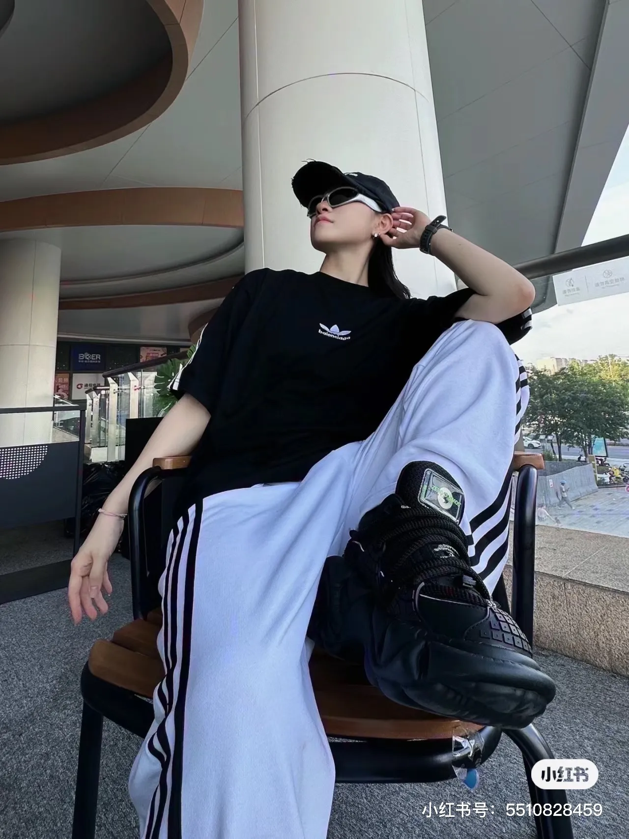 ♻️💯Upper body reference model picture❤️Top tested version - BALENCIAGA - Balenciaga co-branded Adidas Adidas clover striped LOGO offset printed short-sleeved T-shirt. The quality of No.1 in this market Real ceiling quality ✅All original development drawings pay attention to details to avoid mixed sales of stolen pictures ✅Correct 260g custom-woven and dyed double-yarn pure cotton fabric No color difference in custom-dyed threads ✅Correct imported material printing Conley machine white ink direct injection process The letters are clear and three-dimensional, firm and do not fall off ✅Overweight craftsmanship The original version is consistent Differential market currency Here I will explain why I am a little more expensive than others, 1. It seems to be a simple printing or embroidery, but it is not simple at all. 10000% imported machine restoration is not just a lip service. You are welcome to compare with peers. 2. Each model is produced by the company. The details of workmanship and fabrics are consistent with the original ones. It is guaranteed that there will be no color difference with the counters. Reproduction is not scary. Whoever is fake will be embarrassed. It’s not shameful to make a replica, it’s shameful if you can’t buy the correct version if you make a replica. 3. Note that the threaded collars are all original collars of certain countries and regions, with high wrapping. The width of the neckline and cabinets are accurate to the millimeter. Thick necklines are not easy to deform. The collars of high-end products are all restored cabinets. They are different from the big collars in the world. Ordinary garbage short-sleeves are printed with a print. The clavicle of the upper body is exposed. Please be patient. Customers who have bought genuine products or have seen genuine products will come back to place orders again. This is quality. This is quality. 4. Different styles of washed wheat main wheat, including imported wheat, have different colors and codes. Really restore the counter. As we all know, Balenciaga has different English or different colors on the collar labels of each quarter. This distinguishes the fast food products with the same common main wheat washed wheat. 5. Pay attention to the workmanship. The stitching at the neckline has no folds, smooth and natural without overlapping lines, and truly restores this. This is something that many people cannot do. 6. The fabric is made of 260g Paris-specific double yarn. No one can make better fabrics than my family. There is really no way to compare it with the ordinary version on the market. Respect it. It is genuine and costs several thousand yuan. Really don’t buy street stalls. Quality 7. The workmanship is fully restored. The packaging is fully restored. The cost is huge. 8. I guarantee here that this is the highest quality you can find. Size: XS to L P: 290
