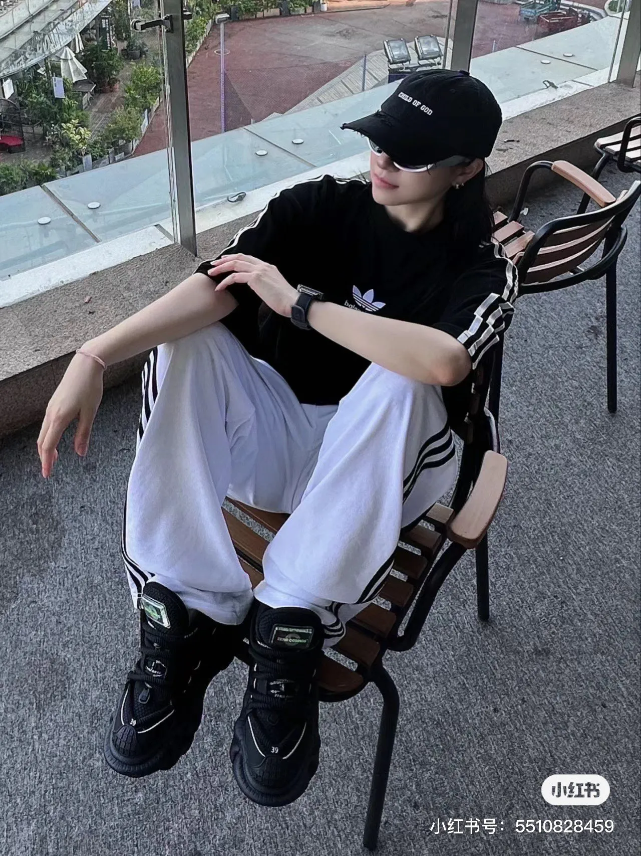 ♻️💯Upper body reference model picture❤️Top tested version - BALENCIAGA - Balenciaga co-branded Adidas Adidas clover striped LOGO offset printed short-sleeved T-shirt. The quality of No.1 in this market Real ceiling quality ✅All original development drawings pay attention to details to avoid mixed sales of stolen pictures ✅Correct 260g custom-woven and dyed double-yarn pure cotton fabric No color difference in custom-dyed threads ✅Correct imported material printing Conley machine white ink direct injection process The letters are clear and three-dimensional, firm and do not fall off ✅Overweight craftsmanship The original version is consistent Differential market currency Here I will explain why I am a little more expensive than others, 1. It seems to be a simple printing or embroidery, but it is not simple at all. 10000% imported machine restoration is not just a lip service. You are welcome to compare with peers. 2. Each model is produced by the company. The details of workmanship and fabrics are consistent with the original ones. It is guaranteed that there will be no color difference with the counters. Reproduction is not scary. Whoever is fake will be embarrassed. It’s not shameful to make a replica, it’s shameful if you can’t buy the correct version if you make a replica. 3. Note that the threaded collars are all original collars of certain countries and regions, with high wrapping. The width of the neckline and cabinets are accurate to the millimeter. Thick necklines are not easy to deform. The collars of high-end products are all restored cabinets. They are different from the big collars in the world. Ordinary garbage short-sleeves are printed with a print. The clavicle of the upper body is exposed. Please be patient. Customers who have bought genuine products or have seen genuine products will come back to place orders again. This is quality. This is quality. 4. Different styles of washed wheat main wheat, including imported wheat, have different colors and codes. Really restore the counter. As we all know, Balenciaga has different English or different colors on the collar labels of each quarter. This distinguishes the fast food products with the same common main wheat washed wheat. 5. Pay attention to the workmanship. The stitching at the neckline has no folds, smooth and natural without overlapping lines, and truly restores this. This is something that many people cannot do. 6. The fabric is made of 260g Paris-specific double yarn. No one can make better fabrics than my family. There is really no way to compare it with the ordinary version on the market. Respect it. It is genuine and costs several thousand yuan. Really don’t buy street stalls. Quality 7. The workmanship is fully restored. The packaging is fully restored. The cost is huge. 8. I guarantee here that this is the highest quality you can find. Size: XS to L P: 290