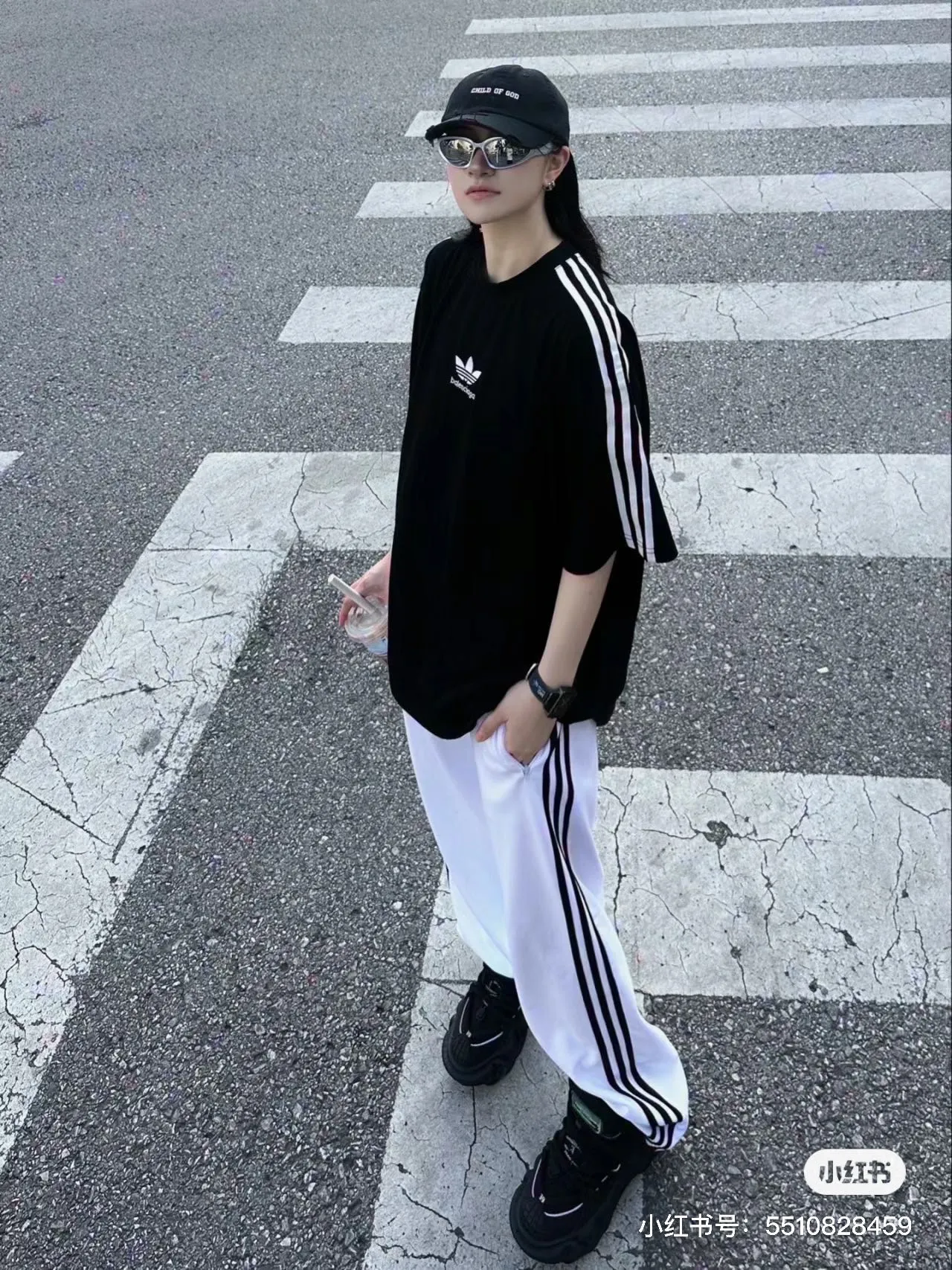 ♻️💯Upper body reference model picture❤️Top tested version - BALENCIAGA - Balenciaga co-branded Adidas Adidas clover striped LOGO offset printed short-sleeved T-shirt. The quality of No.1 in this market Real ceiling quality ✅All original development drawings pay attention to details to avoid mixed sales of stolen pictures ✅Correct 260g custom-woven and dyed double-yarn pure cotton fabric No color difference in custom-dyed threads ✅Correct imported material printing Conley machine white ink direct injection process The letters are clear and three-dimensional, firm and do not fall off ✅Overweight craftsmanship The original version is consistent Differential market currency Here I will explain why I am a little more expensive than others, 1. It seems to be a simple printing or embroidery, but it is not simple at all. 10000% imported machine restoration is not just a lip service. You are welcome to compare with peers. 2. Each model is produced by the company. The details of workmanship and fabrics are consistent with the original ones. It is guaranteed that there will be no color difference with the counters. Reproduction is not scary. Whoever is fake will be embarrassed. It’s not shameful to make a replica, it’s shameful if you can’t buy the correct version if you make a replica. 3. Note that the threaded collars are all original collars of certain countries and regions, with high wrapping. The width of the neckline and cabinets are accurate to the millimeter. Thick necklines are not easy to deform. The collars of high-end products are all restored cabinets. They are different from the big collars in the world. Ordinary garbage short-sleeves are printed with a print. The clavicle of the upper body is exposed. Please be patient. Customers who have bought genuine products or have seen genuine products will come back to place orders again. This is quality. This is quality. 4. Different styles of washed wheat main wheat, including imported wheat, have different colors and codes. Really restore the counter. As we all know, Balenciaga has different English or different colors on the collar labels of each quarter. This distinguishes the fast food products with the same common main wheat washed wheat. 5. Pay attention to the workmanship. The stitching at the neckline has no folds, smooth and natural without overlapping lines, and truly restores this. This is something that many people cannot do. 6. The fabric is made of 260g Paris-specific double yarn. No one can make better fabrics than my family. There is really no way to compare it with the ordinary version on the market. Respect it. It is genuine and costs several thousand yuan. Really don’t buy street stalls. Quality 7. The workmanship is fully restored. The packaging is fully restored. The cost is huge. 8. I guarantee here that this is the highest quality you can find. Size: XS to L P: 290