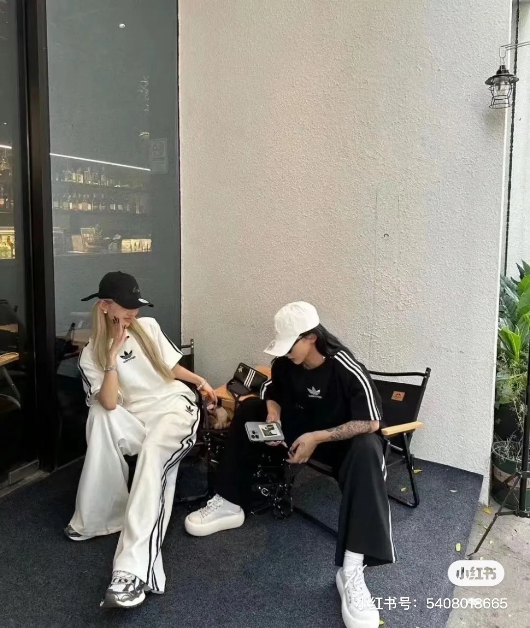 ♻️💯Upper body reference model picture❤️Top tested version - BALENCIAGA - Balenciaga co-branded Adidas Adidas clover striped LOGO offset printed short-sleeved T-shirt. The quality of No.1 in this market Real ceiling quality ✅All original development drawings pay attention to details to avoid mixed sales of stolen pictures ✅Correct 260g custom-woven and dyed double-yarn pure cotton fabric No color difference in custom-dyed threads ✅Correct imported material printing Conley machine white ink direct injection process The letters are clear and three-dimensional, firm and do not fall off ✅Overweight craftsmanship The original version is consistent Differential market currency Here I will explain why I am a little more expensive than others, 1. It seems to be a simple printing or embroidery, but it is not simple at all. 10000% imported machine restoration is not just a lip service. You are welcome to compare with peers. 2. Each model is produced by the company. The details of workmanship and fabrics are consistent with the original ones. It is guaranteed that there will be no color difference with the counters. Reproduction is not scary. Whoever is fake will be embarrassed. It’s not shameful to make a replica, it’s shameful if you can’t buy the correct version if you make a replica. 3. Note that the threaded collars are all original collars of certain countries and regions, with high wrapping. The width of the neckline and cabinets are accurate to the millimeter. Thick necklines are not easy to deform. The collars of high-end products are all restored cabinets. They are different from the big collars in the world. Ordinary garbage short-sleeves are printed with a print. The clavicle of the upper body is exposed. Please be patient. Customers who have bought genuine products or have seen genuine products will come back to place orders again. This is quality. This is quality. 4. Different styles of washed wheat main wheat, including imported wheat, have different colors and codes. Really restore the counter. As we all know, Balenciaga has different English or different colors on the collar labels of each quarter. This distinguishes the fast food products with the same common main wheat washed wheat. 5. Pay attention to the workmanship. The stitching at the neckline has no folds, smooth and natural without overlapping lines, and truly restores this. This is something that many people cannot do. 6. The fabric is made of 260g Paris-specific double yarn. No one can make better fabrics than my family. There is really no way to compare it with the ordinary version on the market. Respect it. It is genuine and costs several thousand yuan. Really don’t buy street stalls. Quality 7. The workmanship is fully restored. The packaging is fully restored. The cost is huge. 8. I guarantee here that this is the highest quality you can find. Size: XS to L P: 290
