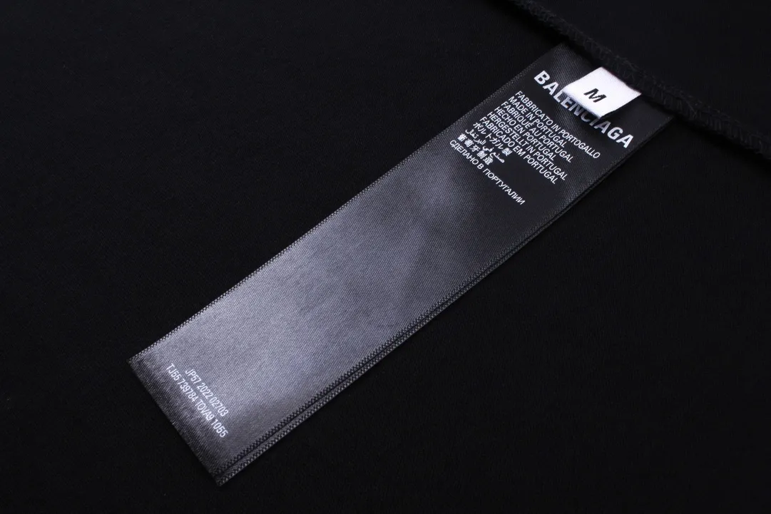 🅿️250 BALENCI*GA Paris ⅹ "Need for Speed: Assemblage" co-branded direct-injection printed long-sleeved fabric uses 280g Paris-specific double yarns with a high weight of 1:1 double yarn rib. The front and rear panels use imported Kornit machine direct-injection printing technology. Two high-temperature setting washes. os dropped shoulders, loose version, same style for men and women -Color: ivory white black -SIZE: XS S M L Style No. 8601#