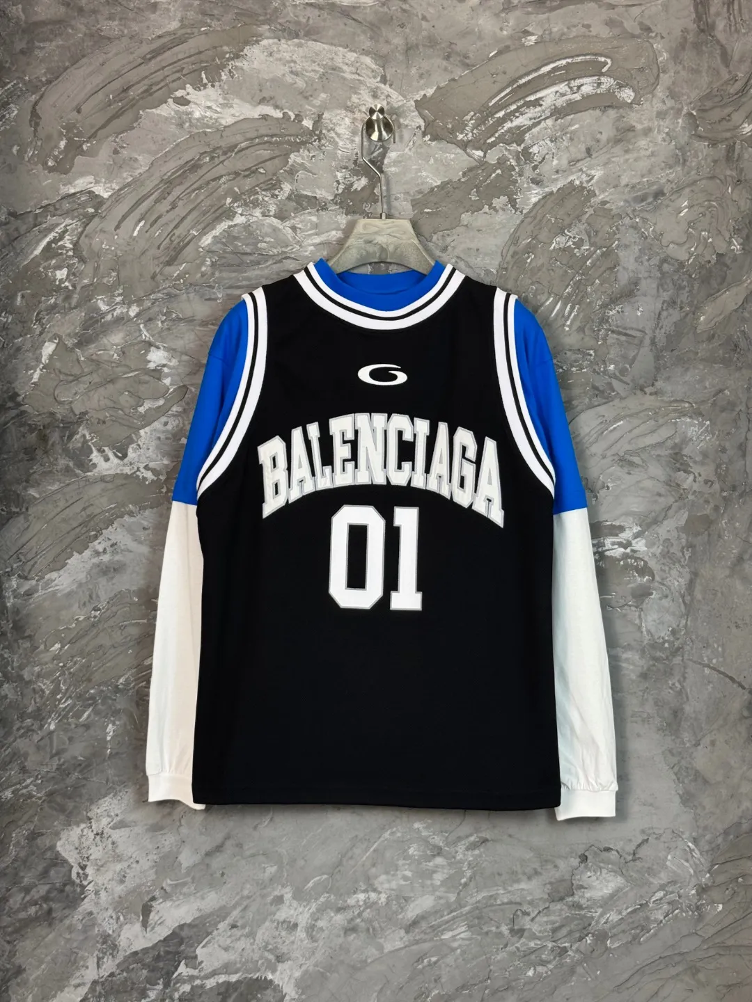 🅿️330 BALENCI*GA Paris basketball jersey fake 3-piece long-sleeved T-shirt. The front panel is made of imported Tajima machine patchwork, embroidery and printing. The back panel is printed. The vest is made of mesh. Overweight process. Restore brick cabinet. Exclusively pattern-woven and dyed 280g fabric. Threads are dyed in the same cylinder with zero color difference. The version adopts OS loose shoulder-drop pattern. Welcome to compare. Same style for men and women -Color: black red -SIZE: Xs S M L style number 8641#