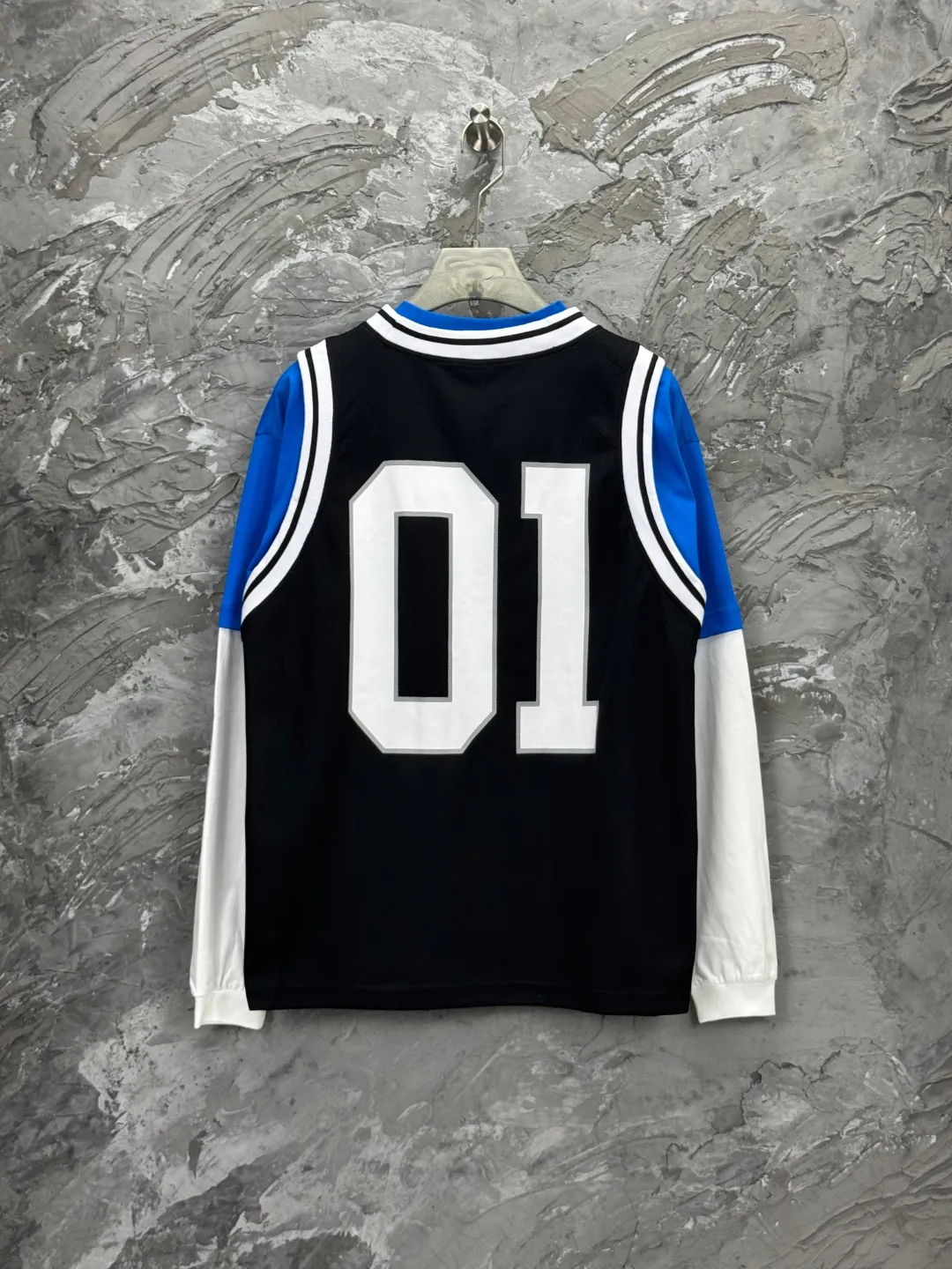 🅿️330 BALENCI*GA Paris basketball jersey fake 3-piece long-sleeved T-shirt. The front panel is made of imported Tajima machine patchwork, embroidery and printing. The back panel is printed. The vest is made of mesh. Overweight process. Restore brick cabinet. Exclusively pattern-woven and dyed 280g fabric. Threads are dyed in the same cylinder with zero color difference. The version adopts OS loose shoulder-drop pattern. Welcome to compare. Same style for men and women -Color: black red -SIZE: Xs S M L style number 8641#
