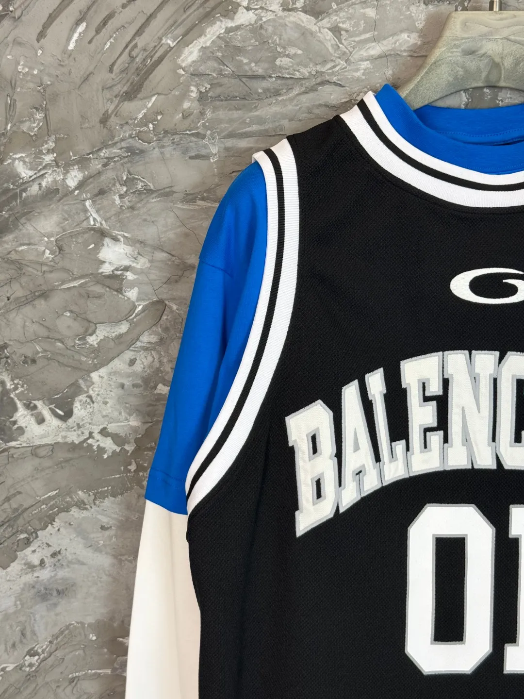 🅿️330 BALENCI*GA Paris basketball jersey fake 3-piece long-sleeved T-shirt. The front panel is made of imported Tajima machine patchwork, embroidery and printing. The back panel is printed. The vest is made of mesh. Overweight process. Restore brick cabinet. Exclusively pattern-woven and dyed 280g fabric. Threads are dyed in the same cylinder with zero color difference. The version adopts OS loose shoulder-drop pattern. Welcome to compare. Same style for men and women -Color: black red -SIZE: Xs S M L style number 8641#