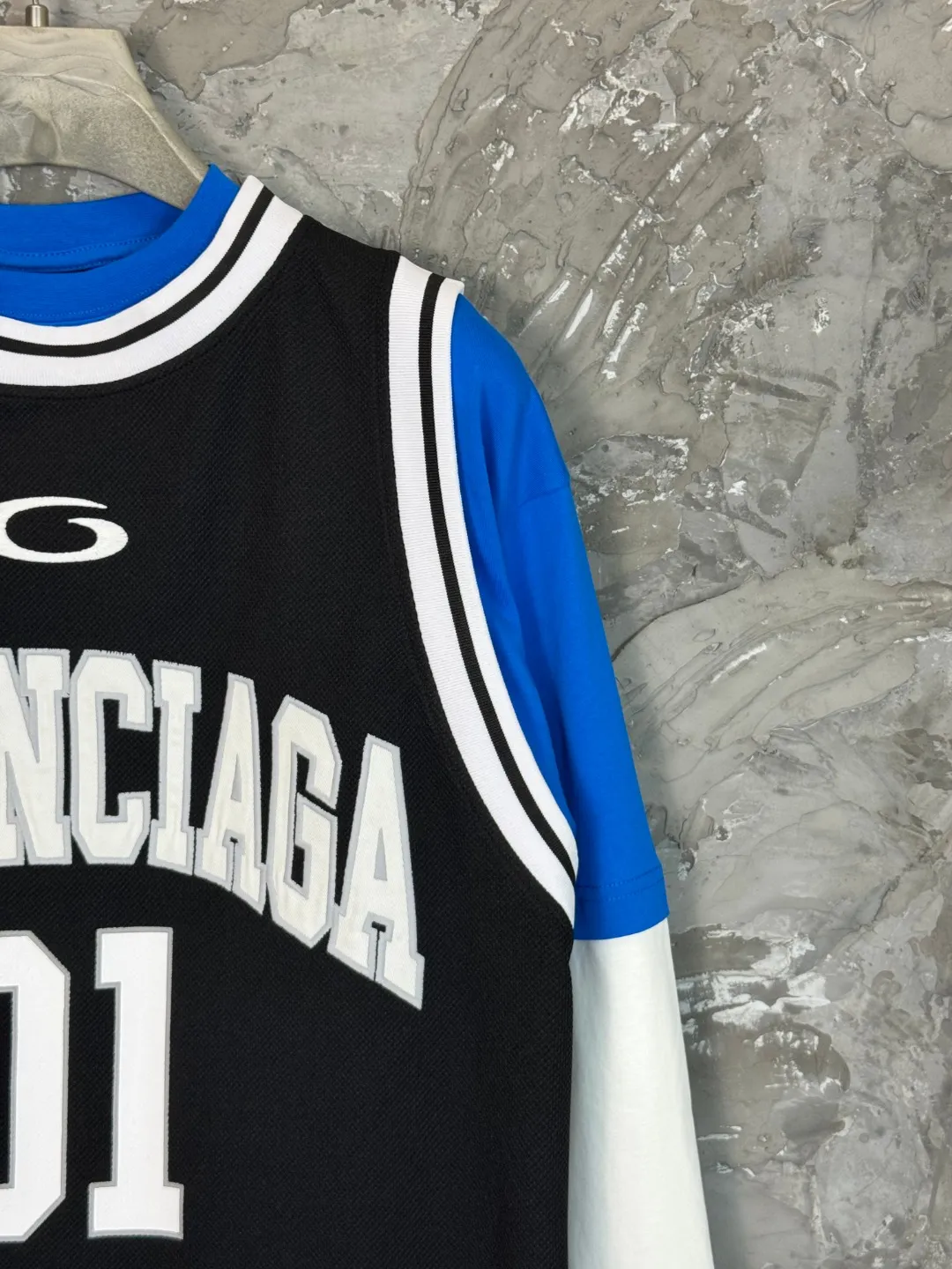 🅿️330 BALENCI*GA Paris basketball jersey fake 3-piece long-sleeved T-shirt. The front panel is made of imported Tajima machine patchwork, embroidery and printing. The back panel is printed. The vest is made of mesh. Overweight process. Restore brick cabinet. Exclusively pattern-woven and dyed 280g fabric. Threads are dyed in the same cylinder with zero color difference. The version adopts OS loose shoulder-drop pattern. Welcome to compare. Same style for men and women -Color: black red -SIZE: Xs S M L style number 8641#