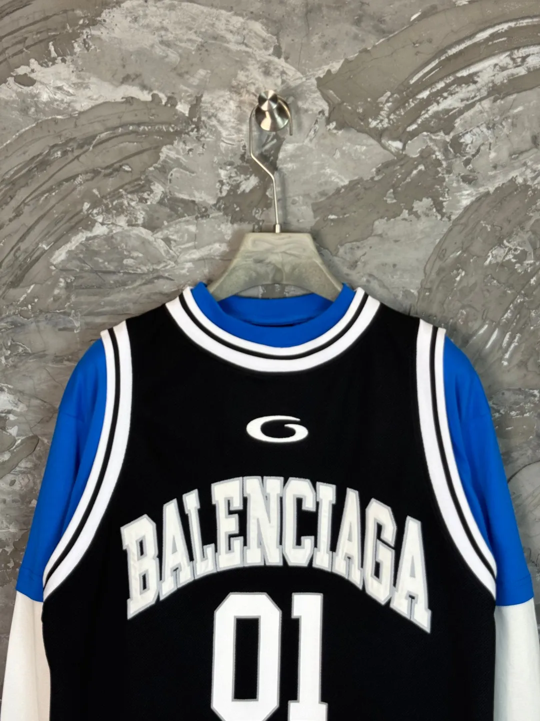 🅿️330 BALENCI*GA Paris basketball jersey fake 3-piece long-sleeved T-shirt. The front panel is made of imported Tajima machine patchwork, embroidery and printing. The back panel is printed. The vest is made of mesh. Overweight process. Restore brick cabinet. Exclusively pattern-woven and dyed 280g fabric. Threads are dyed in the same cylinder with zero color difference. The version adopts OS loose shoulder-drop pattern. Welcome to compare. Same style for men and women -Color: black red -SIZE: Xs S M L style number 8641#