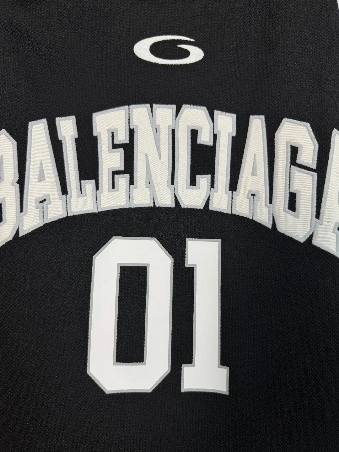 🅿️330 BALENCI*GA Paris basketball jersey fake 3-piece long-sleeved T-shirt. The front panel is made of imported Tajima machine patchwork, embroidery and printing. The back panel is printed. The vest is made of mesh. Overweight process. Restore brick cabinet. Exclusively pattern-woven and dyed 280g fabric. Threads are dyed in the same cylinder with zero color difference. The version adopts OS loose shoulder-drop pattern. Welcome to compare. Same style for men and women -Color: black red -SIZE: Xs S M L style number 8641#