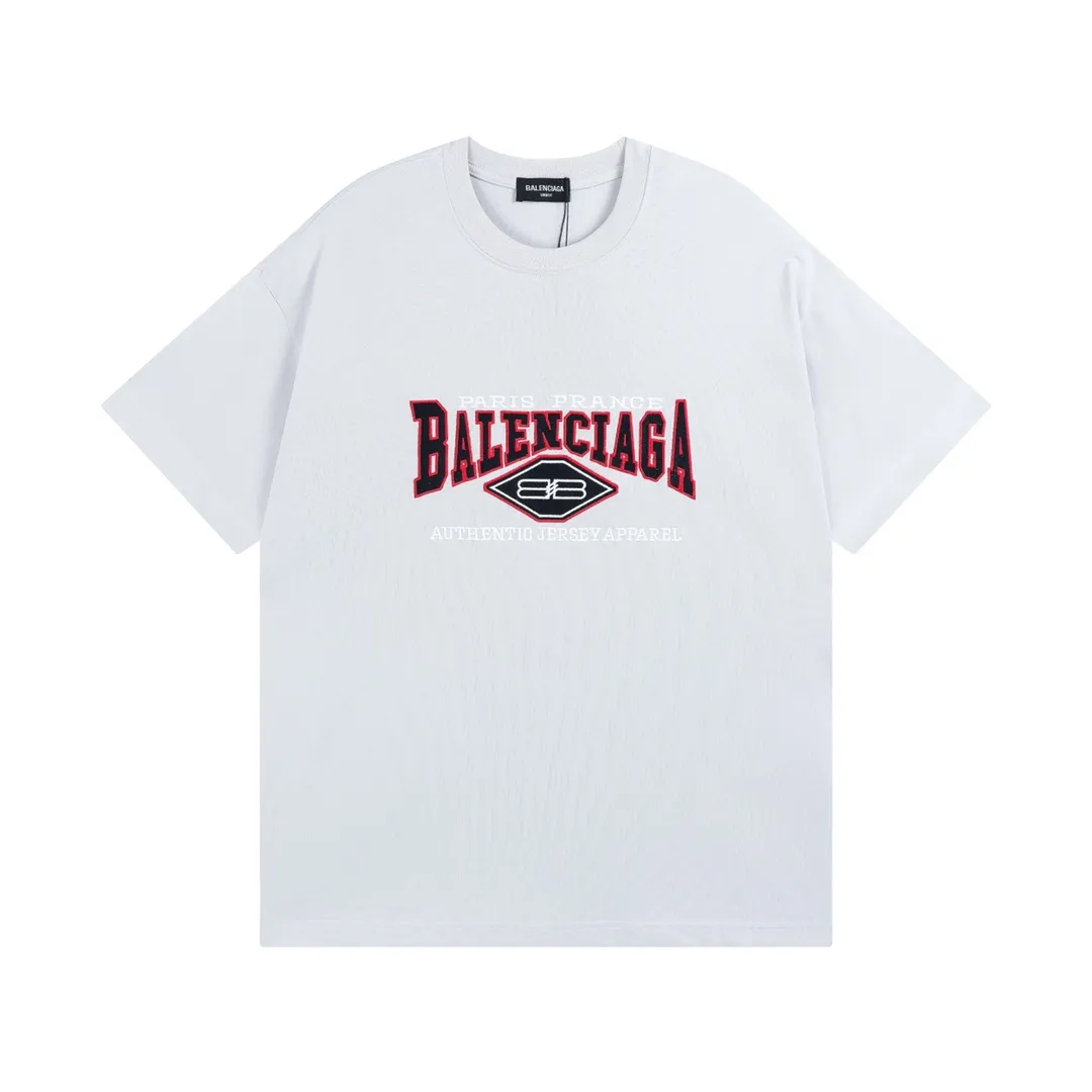 🅿️186 Detailed picture [Top version. Official website quality] BALENCI*GA/Paris #BB letter classic LOGO embroidered short-sleeved T-shirt #brick cabinet synchronization. The fabric is made of Paris ZP custom-woven and dyed cotton double yarn. Weighing 260 grams, the cloth surface is clean. The cloth pattern is clear, soft and comfortable. The color fastness is good. It is not easy to change color. The threads are dyed with no color difference. The classic LOGO letter embroidery uses imported embroidery machines, and the embroidery thread uses imported matte light, which is soft to the touch, does not pierce the flesh, and the letters are three-dimensional and full. It is produced in Jubie market based on pictures. Comparisons welcome. The finished product is washed and aged. The letters are clear. The three-dimensional effect is strong. The version adopts the OS loose shoulder version. The same style for men and women. Code: BL223061 Color: off-white Size: XS to L