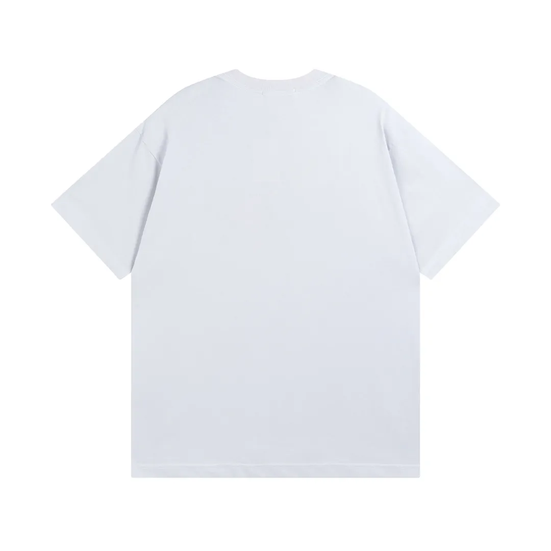 🅿️186 Detailed picture [Top version. Official website quality] BALENCI*GA/Paris #BB letter classic LOGO embroidered short-sleeved T-shirt #brick cabinet synchronization. The fabric is made of Paris ZP custom-woven and dyed cotton double yarn. Weighing 260 grams, the cloth surface is clean. The cloth pattern is clear, soft and comfortable. The color fastness is good. It is not easy to change color. The threads are dyed with no color difference. The classic LOGO letter embroidery uses imported embroidery machines, and the embroidery thread uses imported matte light, which is soft to the touch, does not pierce the flesh, and the letters are three-dimensional and full. It is produced in Jubie market based on pictures. Comparisons welcome. The finished product is washed and aged. The letters are clear. The three-dimensional effect is strong. The version adopts the OS loose shoulder version. The same style for men and women. Code: BL223061 Color: off-white Size: XS to L