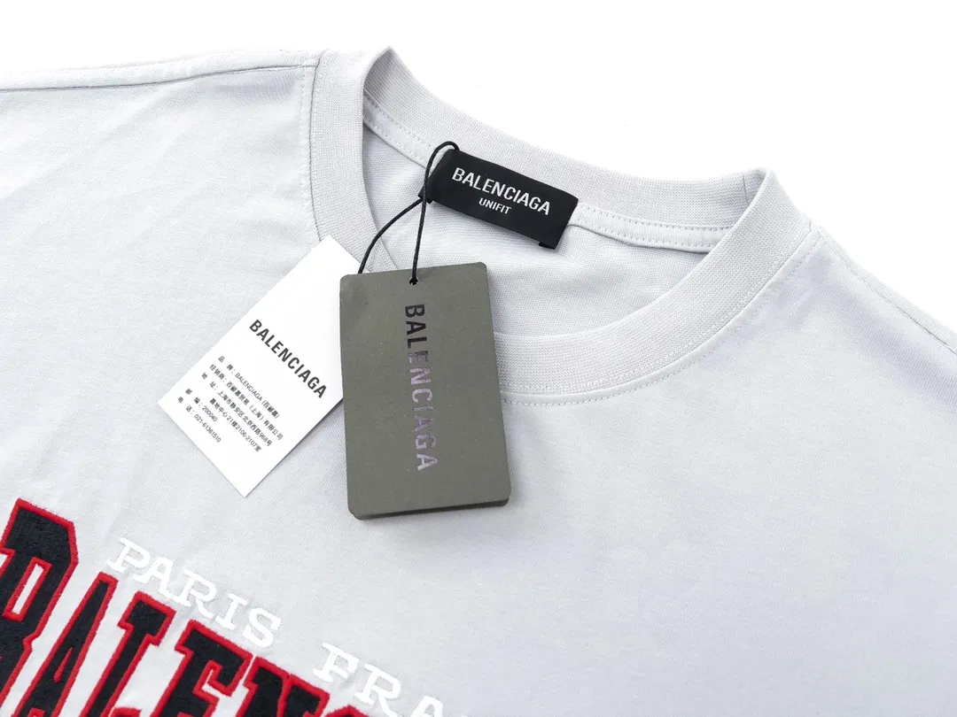 🅿️186 Detailed picture [Top version. Official website quality] BALENCI*GA/Paris #BB letter classic LOGO embroidered short-sleeved T-shirt #brick cabinet synchronization. The fabric is made of Paris ZP custom-woven and dyed cotton double yarn. Weighing 260 grams, the cloth surface is clean. The cloth pattern is clear, soft and comfortable. The color fastness is good. It is not easy to change color. The threads are dyed with no color difference. The classic LOGO letter embroidery uses imported embroidery machines, and the embroidery thread uses imported matte light, which is soft to the touch, does not pierce the flesh, and the letters are three-dimensional and full. It is produced in Jubie market based on pictures. Comparisons welcome. The finished product is washed and aged. The letters are clear. The three-dimensional effect is strong. The version adopts the OS loose shoulder version. The same style for men and women. Code: BL223061 Color: off-white Size: XS to L