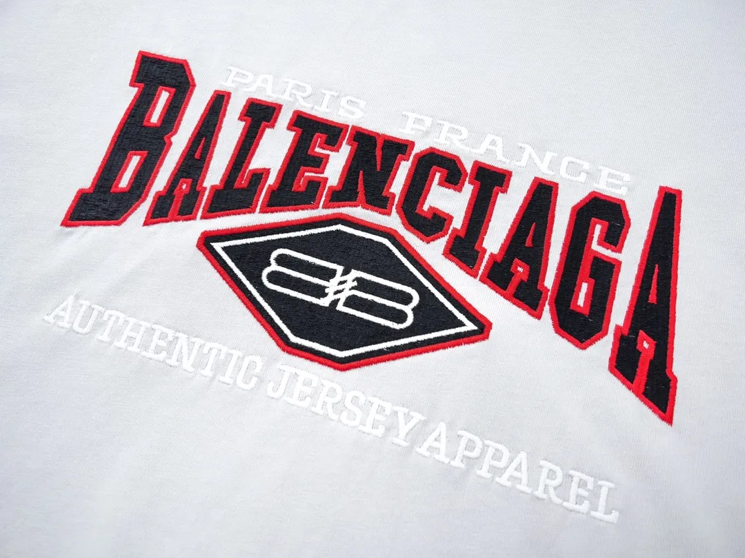 🅿️186 Detailed picture [Top version. Official website quality] BALENCI*GA/Paris #BB letter classic LOGO embroidered short-sleeved T-shirt #brick cabinet synchronization. The fabric is made of Paris ZP custom-woven and dyed cotton double yarn. Weighing 260 grams, the cloth surface is clean. The cloth pattern is clear, soft and comfortable. The color fastness is good. It is not easy to change color. The threads are dyed with no color difference. The classic LOGO letter embroidery uses imported embroidery machines, and the embroidery thread uses imported matte light, which is soft to the touch, does not pierce the flesh, and the letters are three-dimensional and full. It is produced in Jubie market based on pictures. Comparisons welcome. The finished product is washed and aged. The letters are clear. The three-dimensional effect is strong. The version adopts the OS loose shoulder version. The same style for men and women. Code: BL223061 Color: off-white Size: XS to L