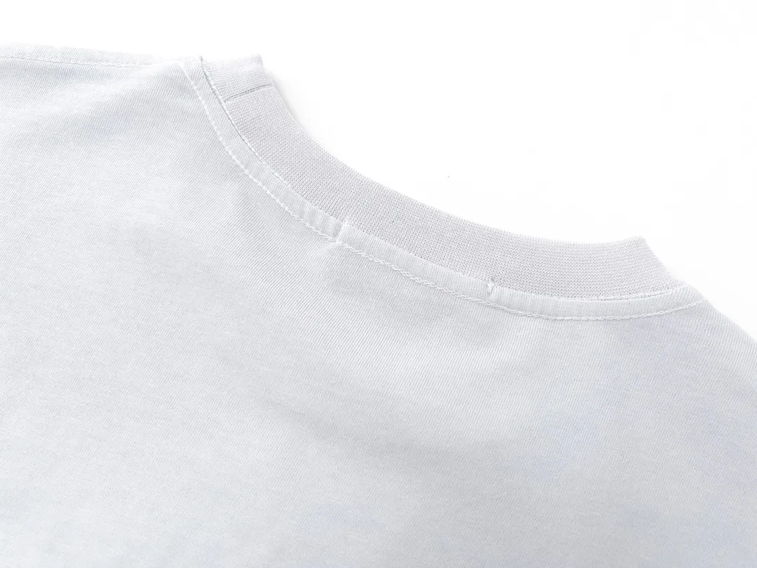 🅿️186 Detailed picture [Top version. Official website quality] BALENCI*GA/Paris #BB letter classic LOGO embroidered short-sleeved T-shirt #brick cabinet synchronization. The fabric is made of Paris ZP custom-woven and dyed cotton double yarn. Weighing 260 grams, the cloth surface is clean. The cloth pattern is clear, soft and comfortable. The color fastness is good. It is not easy to change color. The threads are dyed with no color difference. The classic LOGO letter embroidery uses imported embroidery machines, and the embroidery thread uses imported matte light, which is soft to the touch, does not pierce the flesh, and the letters are three-dimensional and full. It is produced in Jubie market based on pictures. Comparisons welcome. The finished product is washed and aged. The letters are clear. The three-dimensional effect is strong. The version adopts the OS loose shoulder version. The same style for men and women. Code: BL223061 Color: off-white Size: XS to L