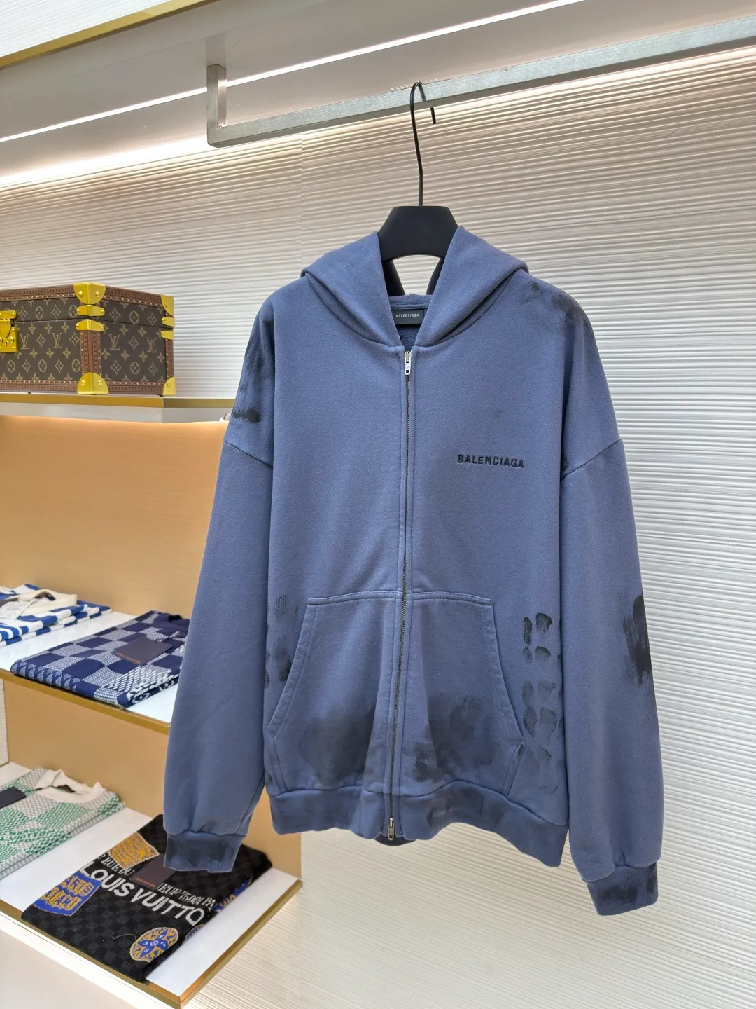 Balenciaga distressed embroidered zipper hooded sweatshirt ●Authentic product: purchased and developed for 11200 ●Item number: 1680256-B05 ●Material: pure cotton fabric ●Technology: distressed production ●Version: loose version ●Weight: about 910 grams ●Size: S-M-L ●Description: Drawstringless hooded sweatshirt, zipper opening and closing, graffiti spray paint on the body to make it distressed, imported machine embroidery. The overall wiring is straight and delicate, the fabric is comfortable and soft, and the color is consistent without color difference. It can be matched with the same style to create a fashionable look and control various occasions. Customized accessories, complete with three standards, same style for men and women!