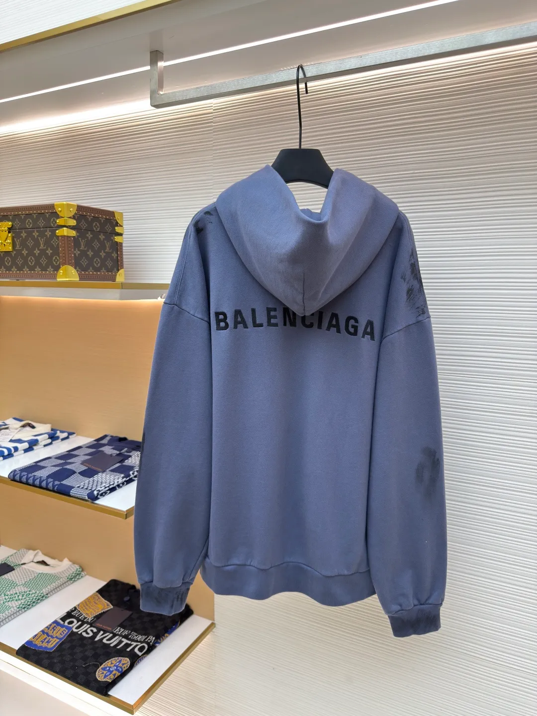 Balenciaga distressed embroidered zipper hooded sweatshirt ●Authentic product: purchased and developed for 11200 ●Item number: 1680256-B05 ●Material: pure cotton fabric ●Technology: distressed production ●Version: loose version ●Weight: about 910 grams ●Size: S-M-L ●Description: Drawstringless hooded sweatshirt, zipper opening and closing, graffiti spray paint on the body to make it distressed, imported machine embroidery. The overall wiring is straight and delicate, the fabric is comfortable and soft, and the color is consistent without color difference. It can be matched with the same style to create a fashionable look and control various occasions. Customized accessories, complete with three standards, same style for men and women!