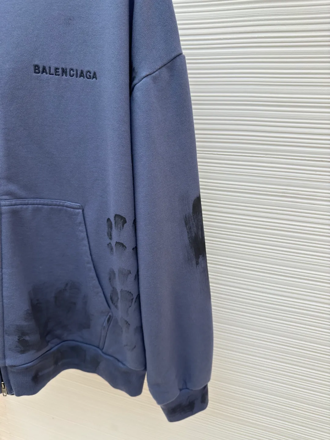 Balenciaga distressed embroidered zipper hooded sweatshirt ●Authentic product: purchased and developed for 11200 ●Item number: 1680256-B05 ●Material: pure cotton fabric ●Technology: distressed production ●Version: loose version ●Weight: about 910 grams ●Size: S-M-L ●Description: Drawstringless hooded sweatshirt, zipper opening and closing, graffiti spray paint on the body to make it distressed, imported machine embroidery. The overall wiring is straight and delicate, the fabric is comfortable and soft, and the color is consistent without color difference. It can be matched with the same style to create a fashionable look and control various occasions. Customized accessories, complete with three standards, same style for men and women!