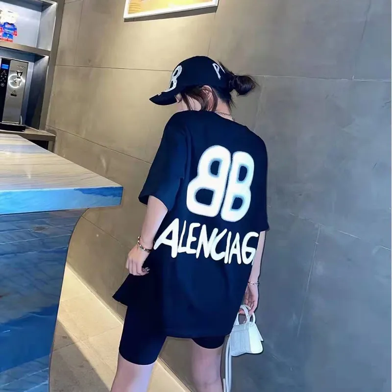 ♻️💯Upper body reference model picture❤️The top tested version BALENCIAGA back BB spray-painted luminous fluorescent cotton loose short-sleeved T-shirt for men and women couples. The graffiti BB on the back is simply amazing! The design of the luminous logo and the cool visual effects make it the brightest star at night. Do you want to own the same model every minute? The luminous effect will be perfect in the dark after being fully exposed to the light and absorbing the light source. Balenciaga uses a new double B logo and a simple embroidered logo to be low-key embellishment on T-shirts. When night falls, you are the most handsome boy on the street. The printing is made by adding imported environmentally friendly fluorescent agents, and the customized templates are hand-sprayed to create a visual illusion effect on the edges of the printing. The luminous effect is excellent. The chest printing is also produced using Japanese Tajima embroidery, with high precision and clear and neat letters. A full set of genuine one-to-one hangtags, code labels, washing, main wheat, and packaging! The fabric is made of 24S 280g double yarn fabric, which has good sweat absorption, breathability and full drape. Color: Black Size: XS-L P:260